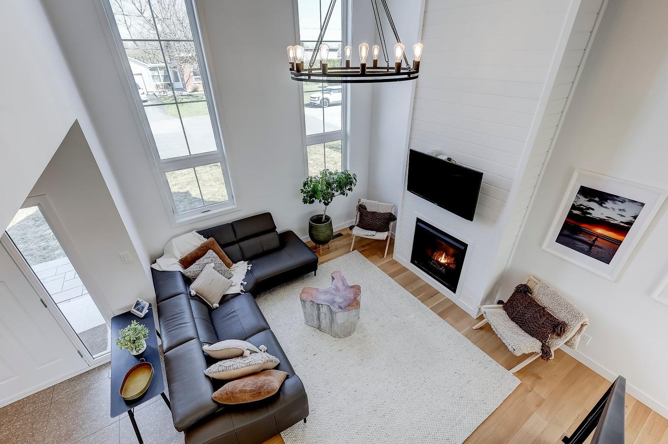 Salon - 530 Rue Pierre-Lebeau, Farnham, QC - Indoor Photo Showing Other Room With Fireplace