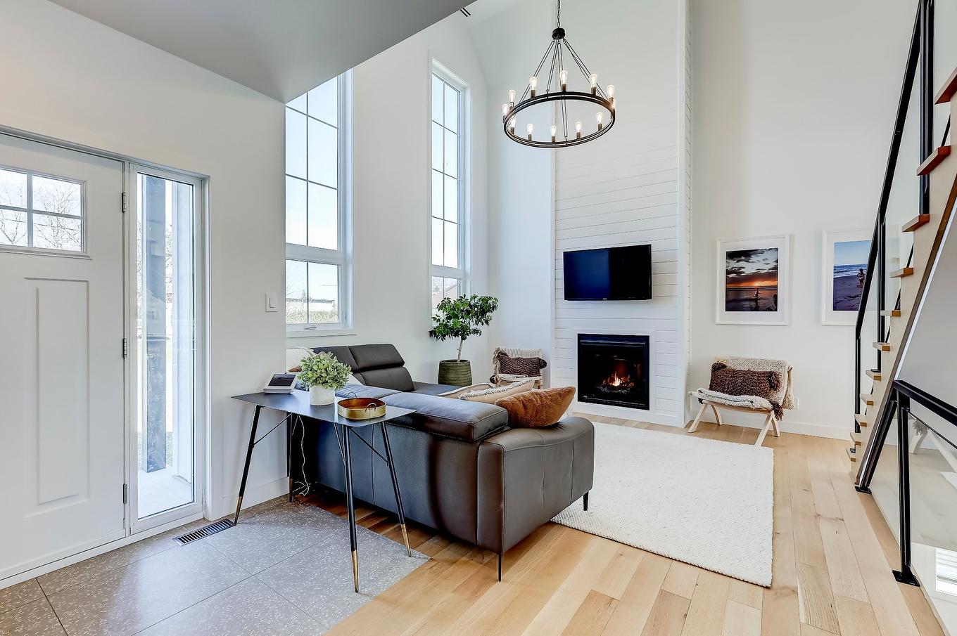 Salon - 530 Rue Pierre-Lebeau, Farnham, QC - Indoor With Fireplace