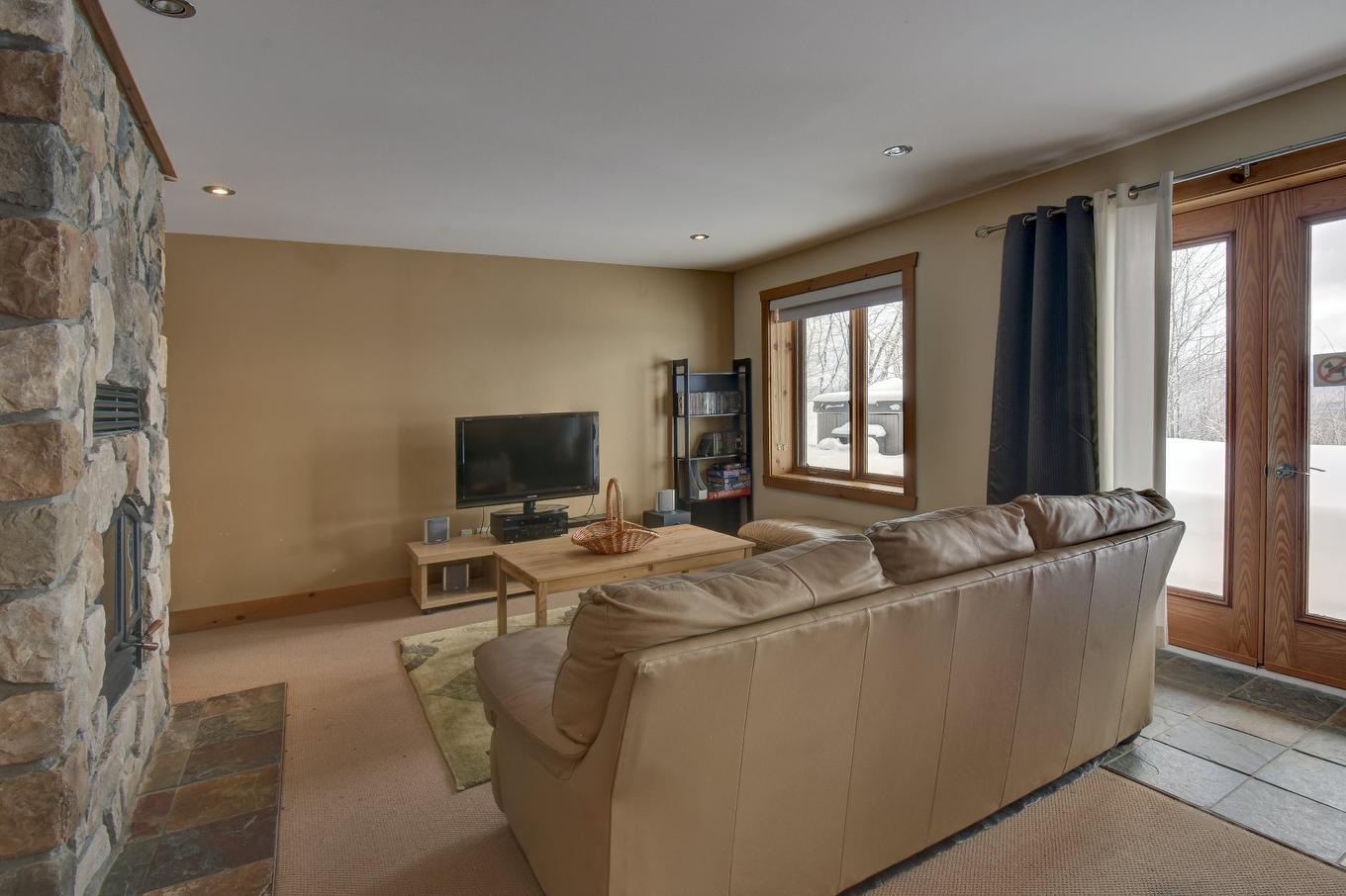 Family room - 615 Ch. Des Chantiers, Labelle, QC - Indoor Photo Showing Living Room