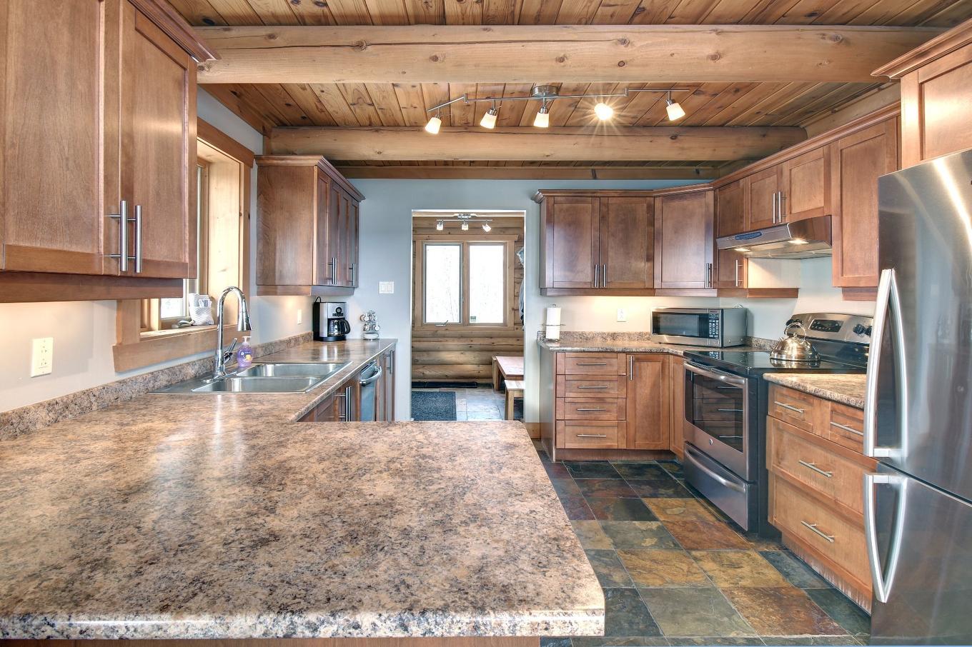 Kitchen - 615 Ch. Des Chantiers, Labelle, QC - Indoor Photo Showing Kitchen With Double Sink