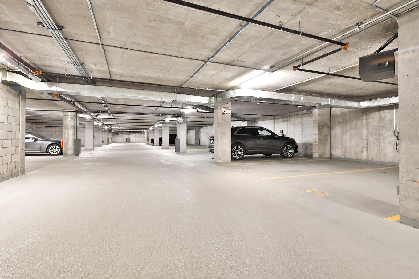Garage - 104-11 Côte Du Vésinet, Montréal (Outremont), QC - Indoor Photo Showing Garage