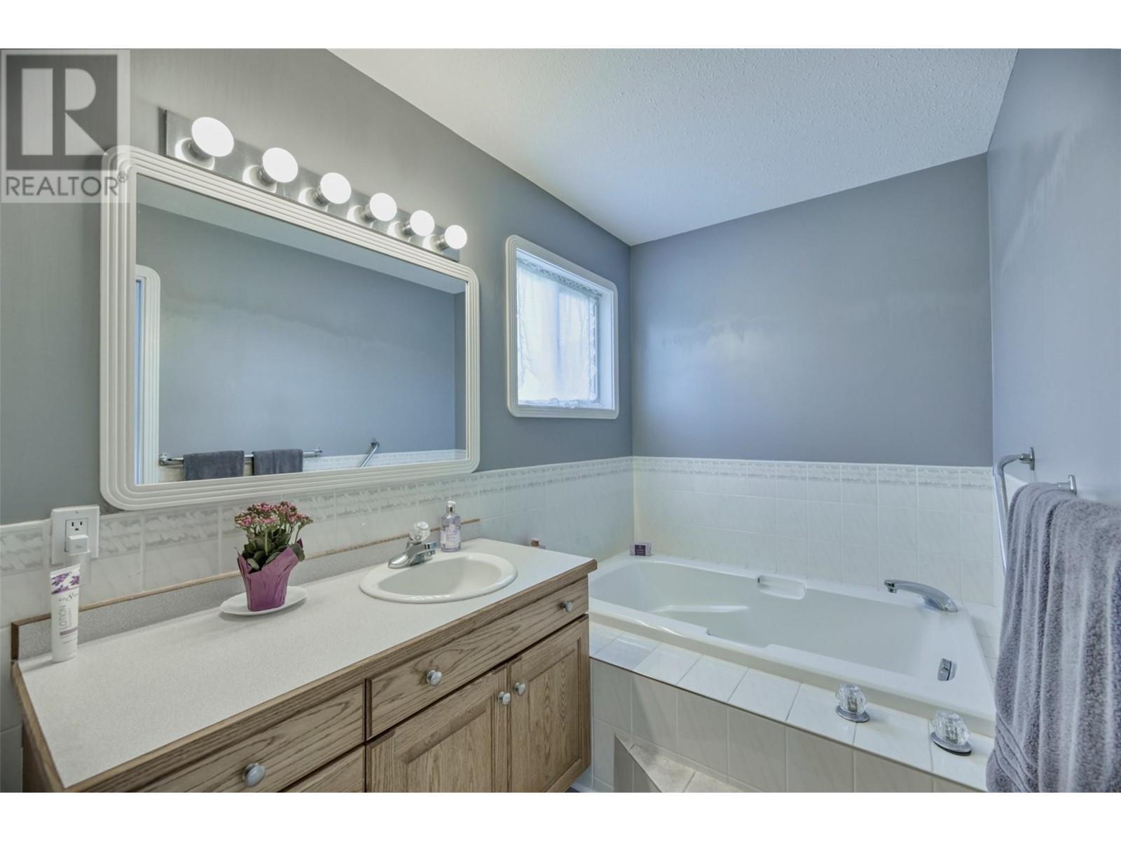 45 Harbour Key Drive, Osoyoos, BC - Indoor Photo Showing Bathroom