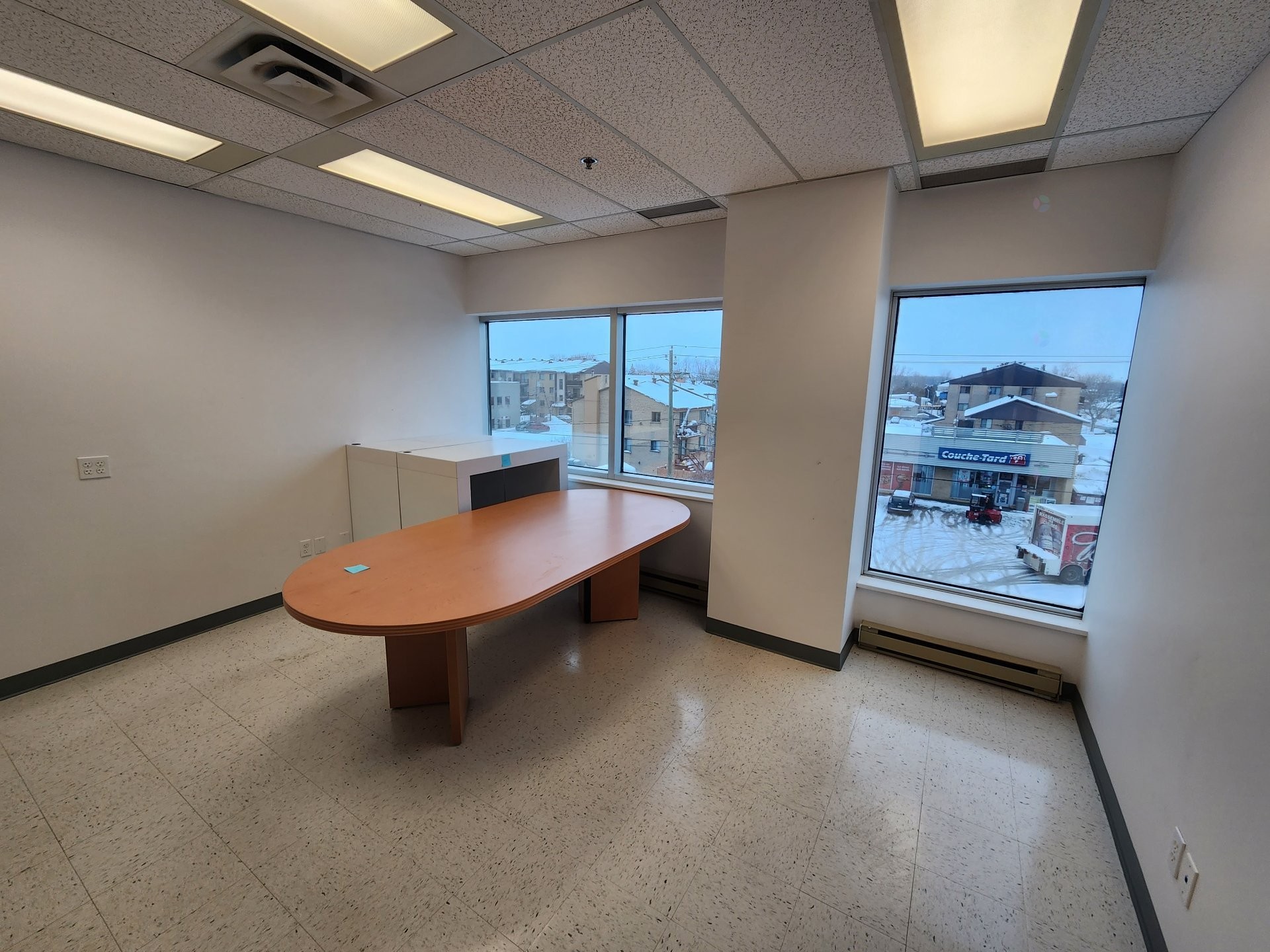 Coin-repas - 325-4650 Boul. Des Laurentides, Laval (Vimont), QC - Indoor