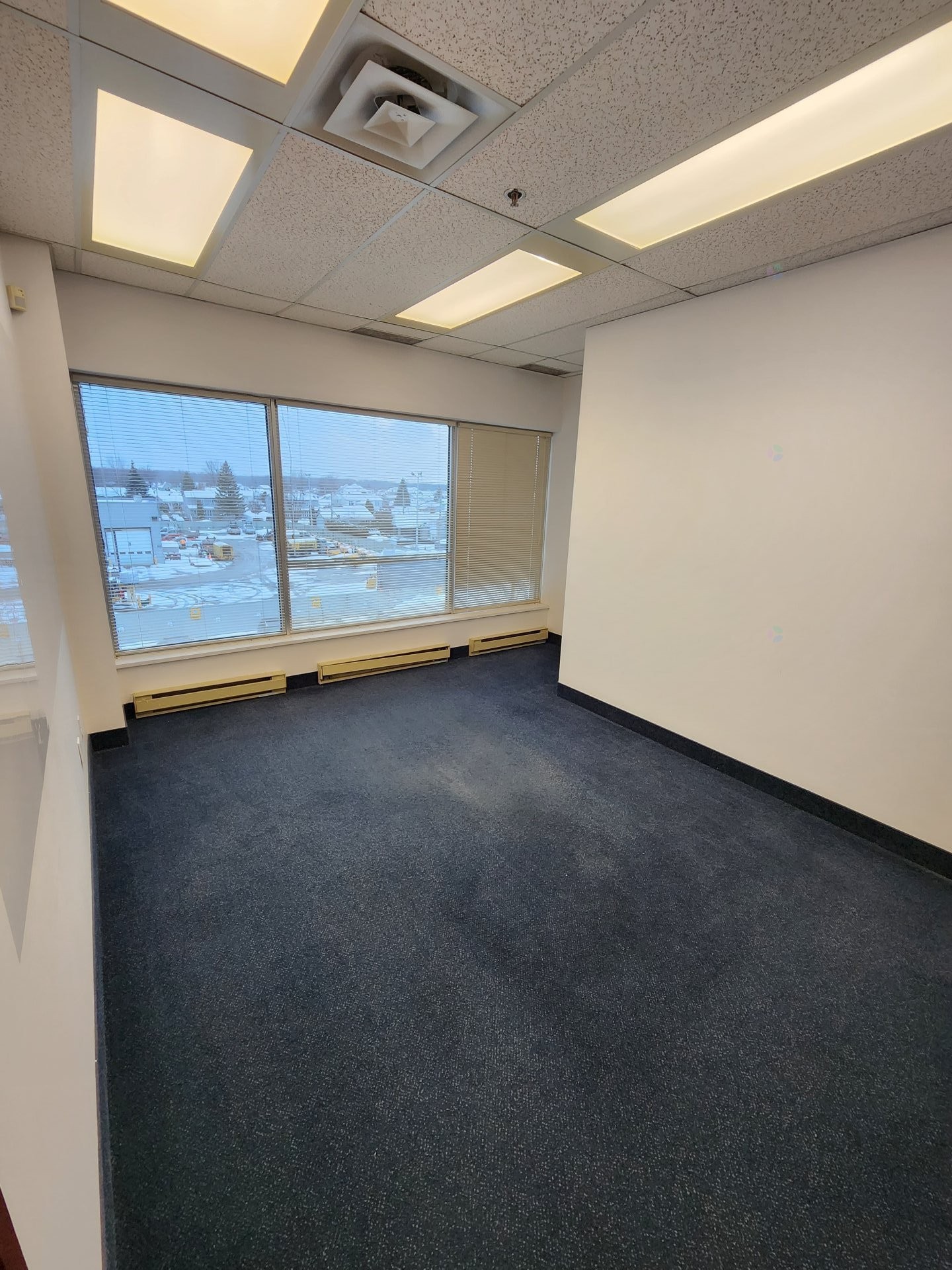 Bureau - 325-4650 Boul. Des Laurentides, Laval (Vimont), QC - Indoor Photo Showing Other Room