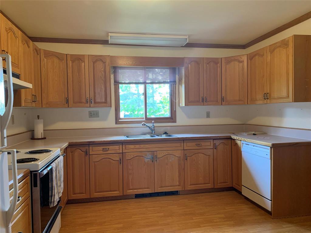 57 Jamaica Street, Gladstone, MB - Indoor Photo Showing Kitchen With Double Sink