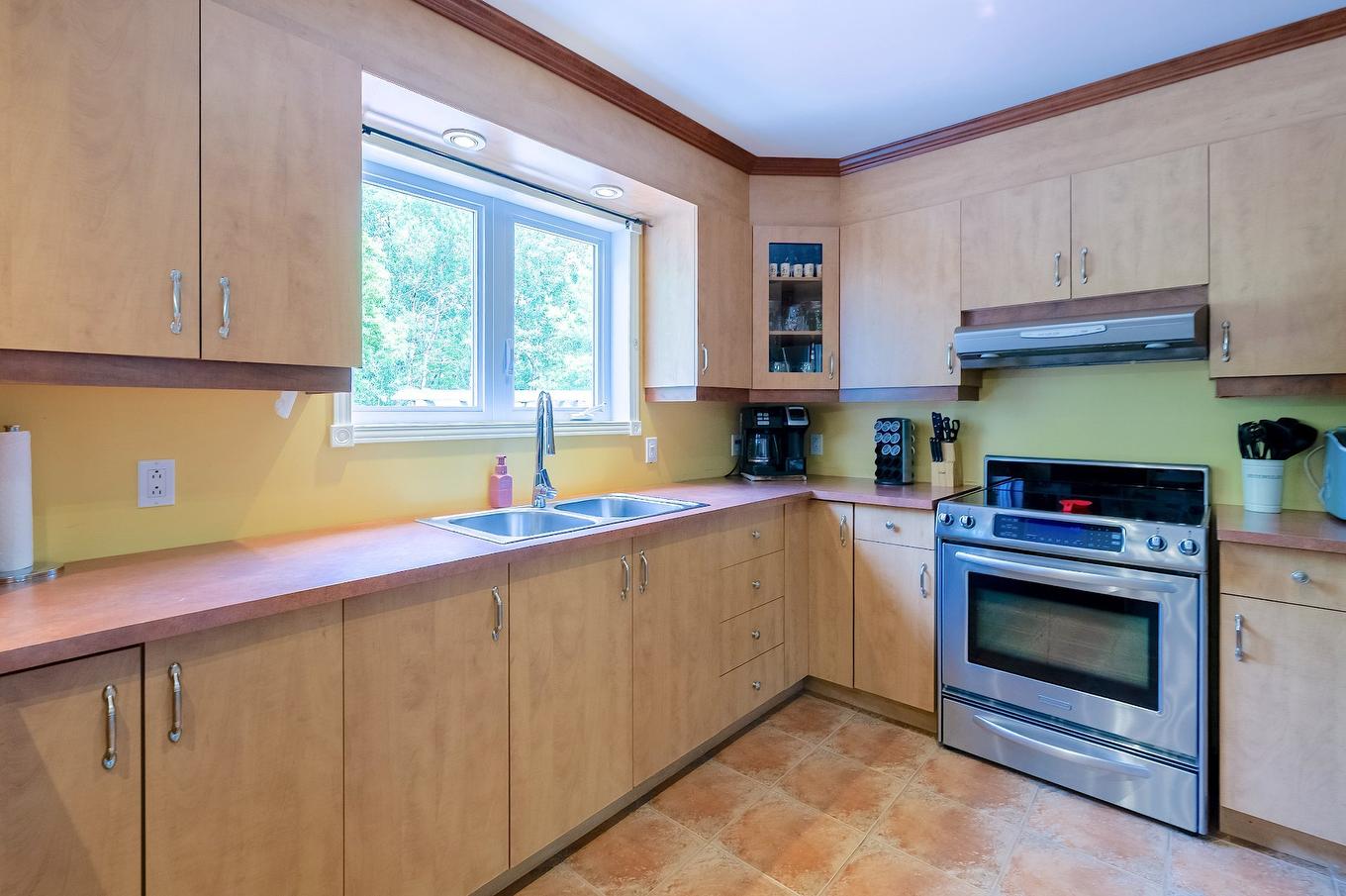 Kitchen - 202 25E Rue O., Venise-En-Québec, QC - Indoor Photo Showing Kitchen With Double Sink