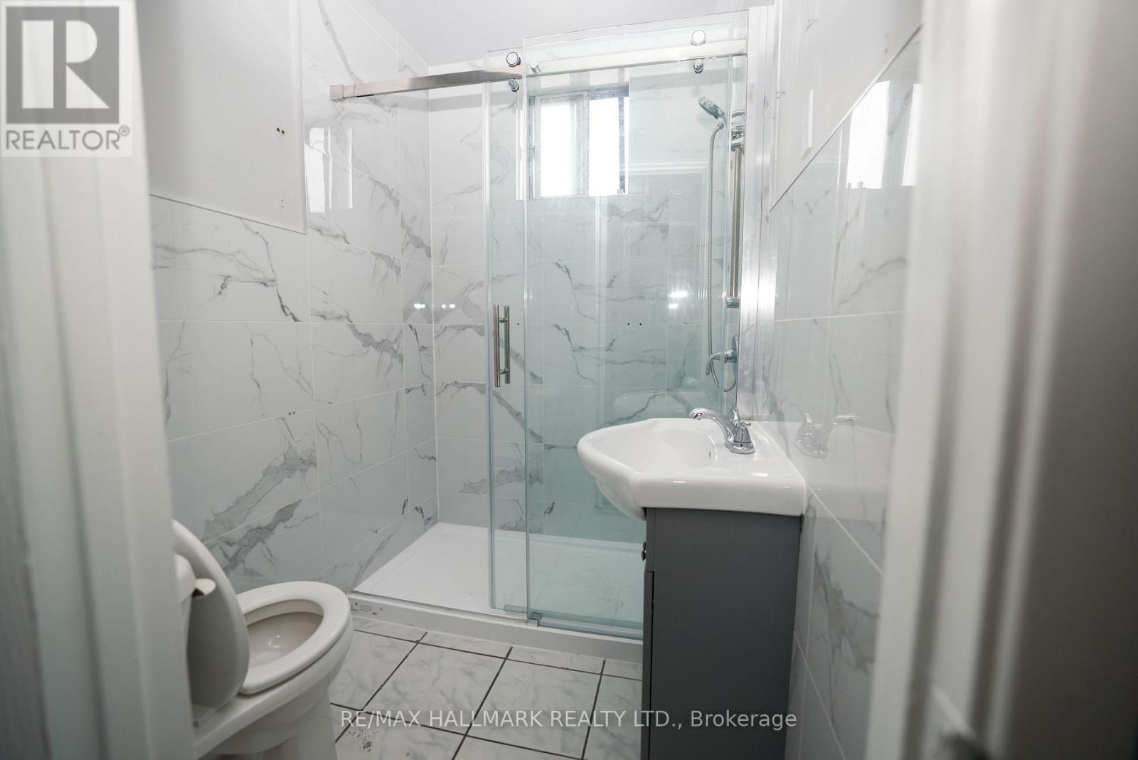 1 - 37 Holland Street, Bradford West Gwillimbury, ON - Indoor Photo Showing Bathroom