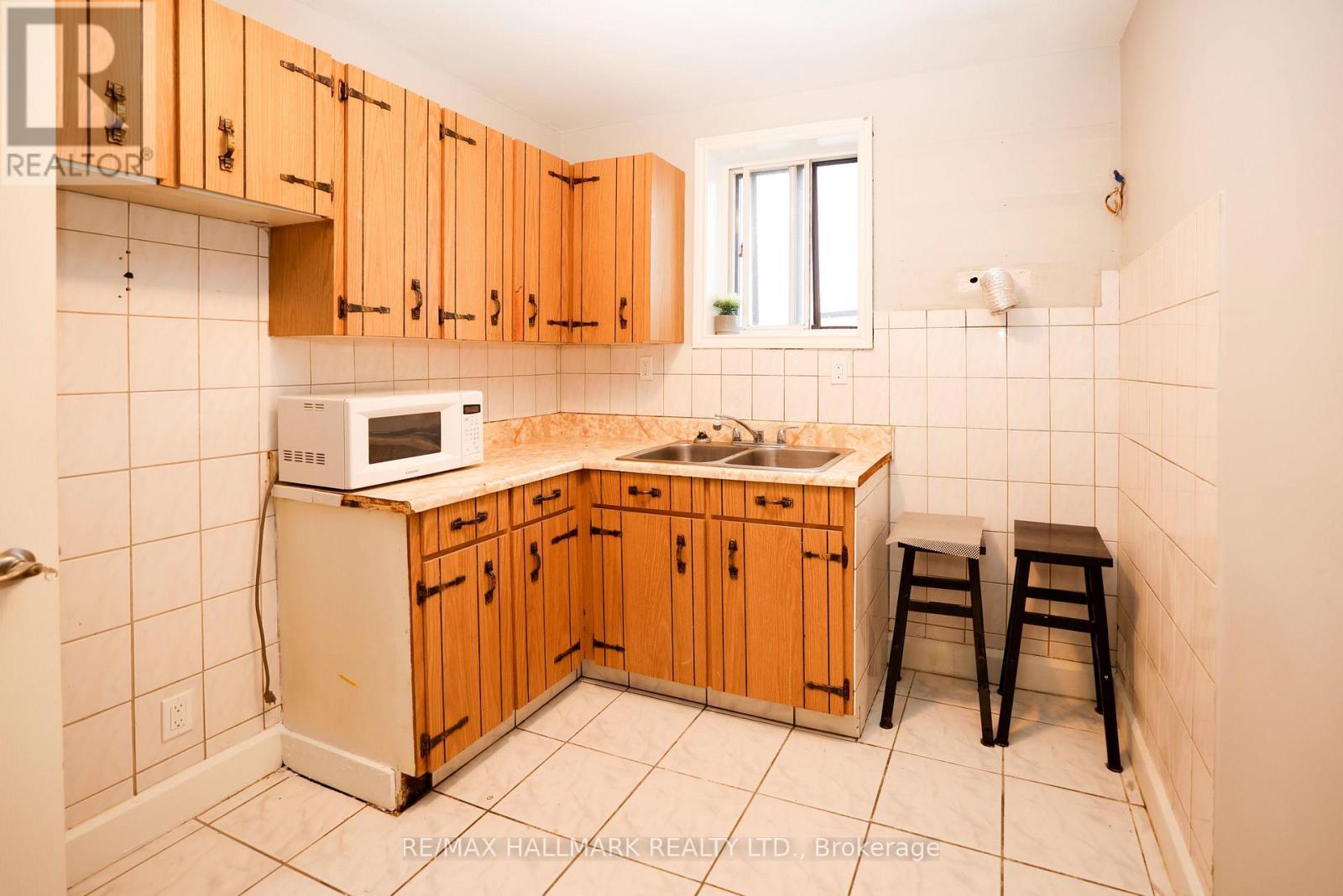 1 - 37 Holland Street, Bradford West Gwillimbury, ON - Indoor Photo Showing Kitchen With Double Sink