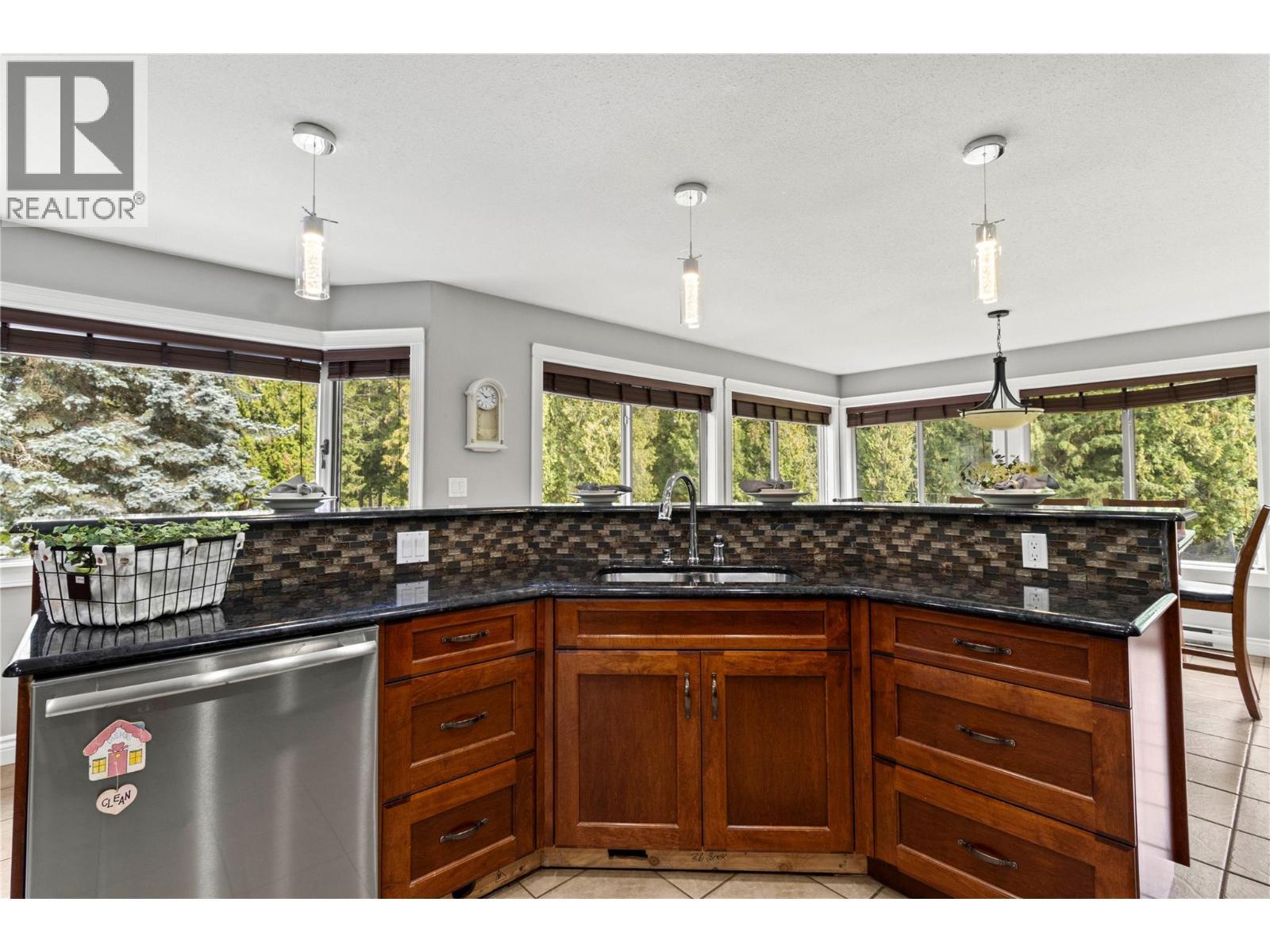 2746 Balmoral Road, Blind Bay, BC - Indoor Photo Showing Kitchen