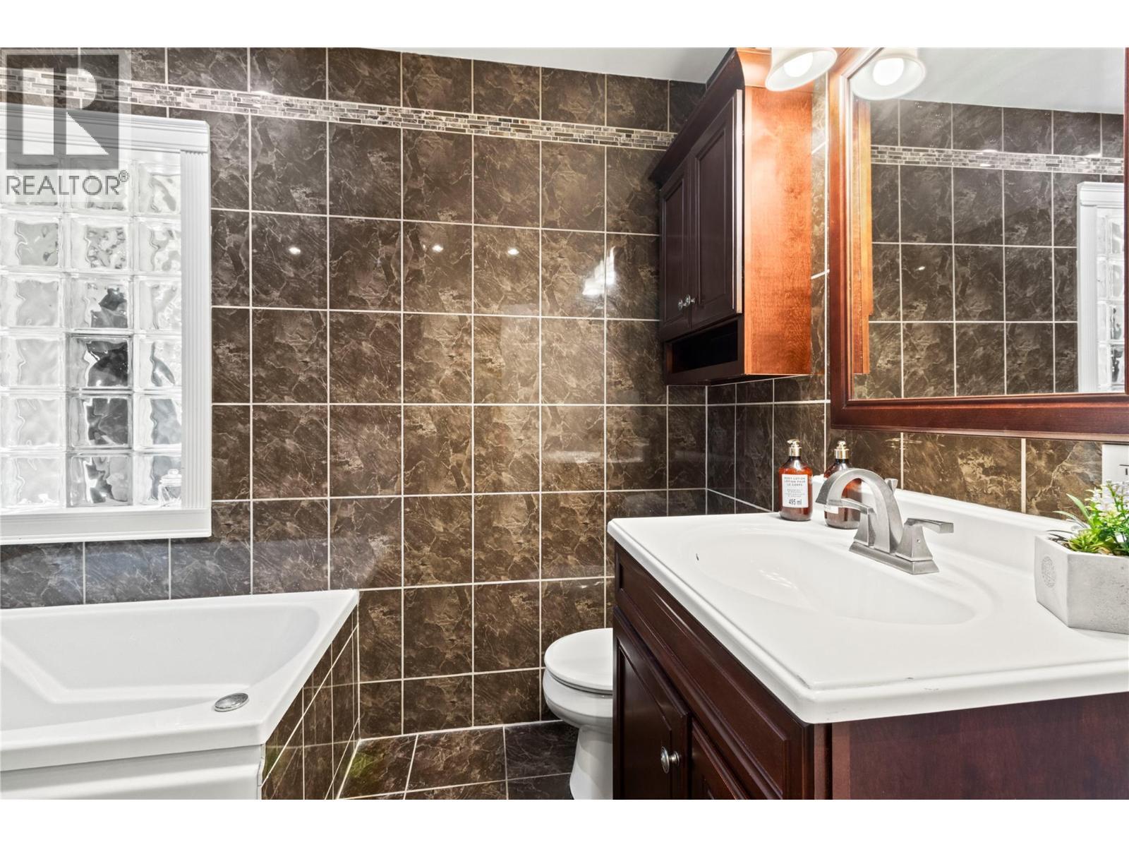 2746 Balmoral Road, Blind Bay, BC - Indoor Photo Showing Bathroom