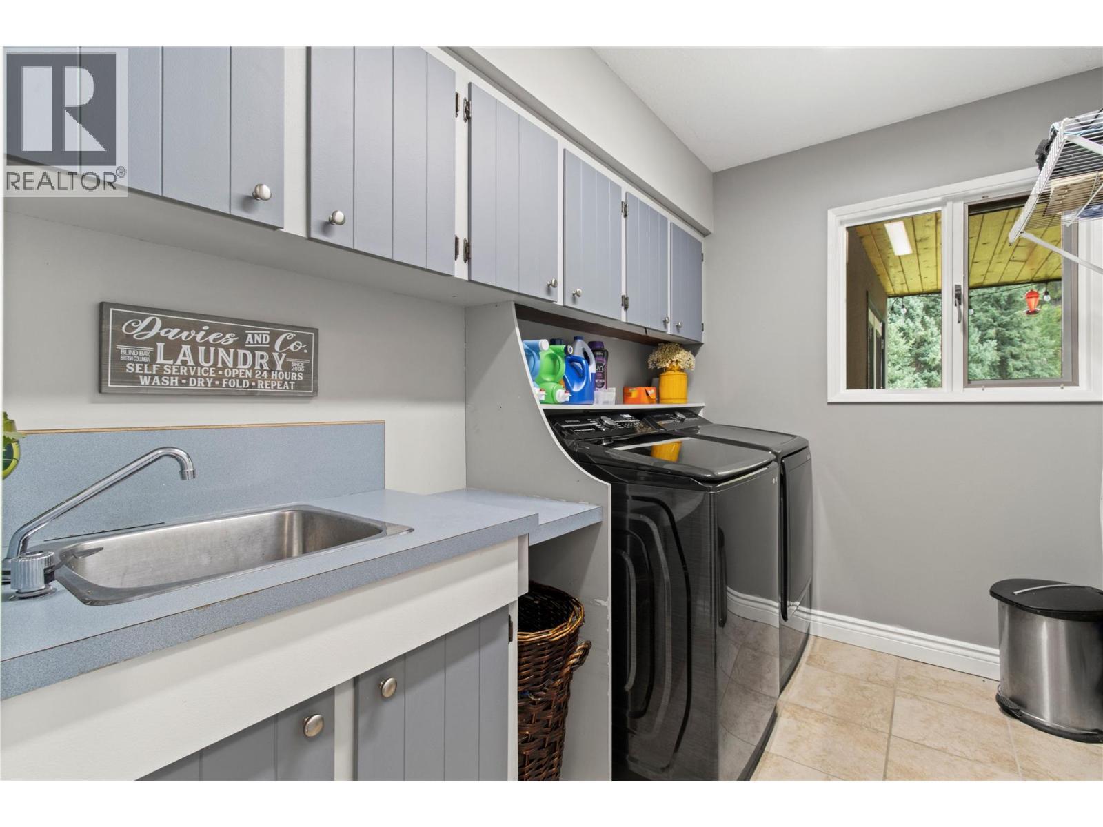 2746 Balmoral Road, Blind Bay, BC - Indoor Photo Showing Laundry Room