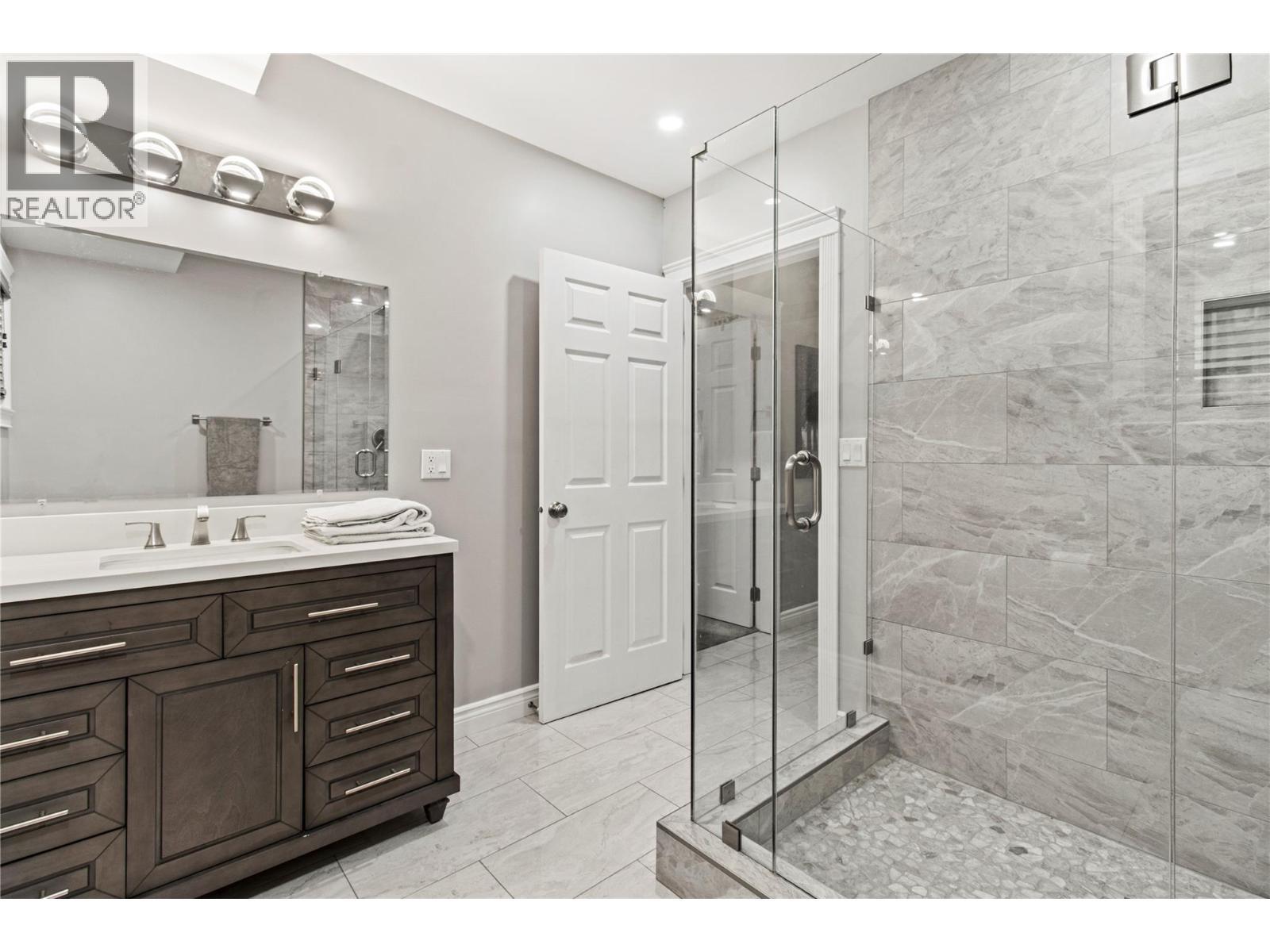 2746 Balmoral Road, Blind Bay, BC - Indoor Photo Showing Bathroom