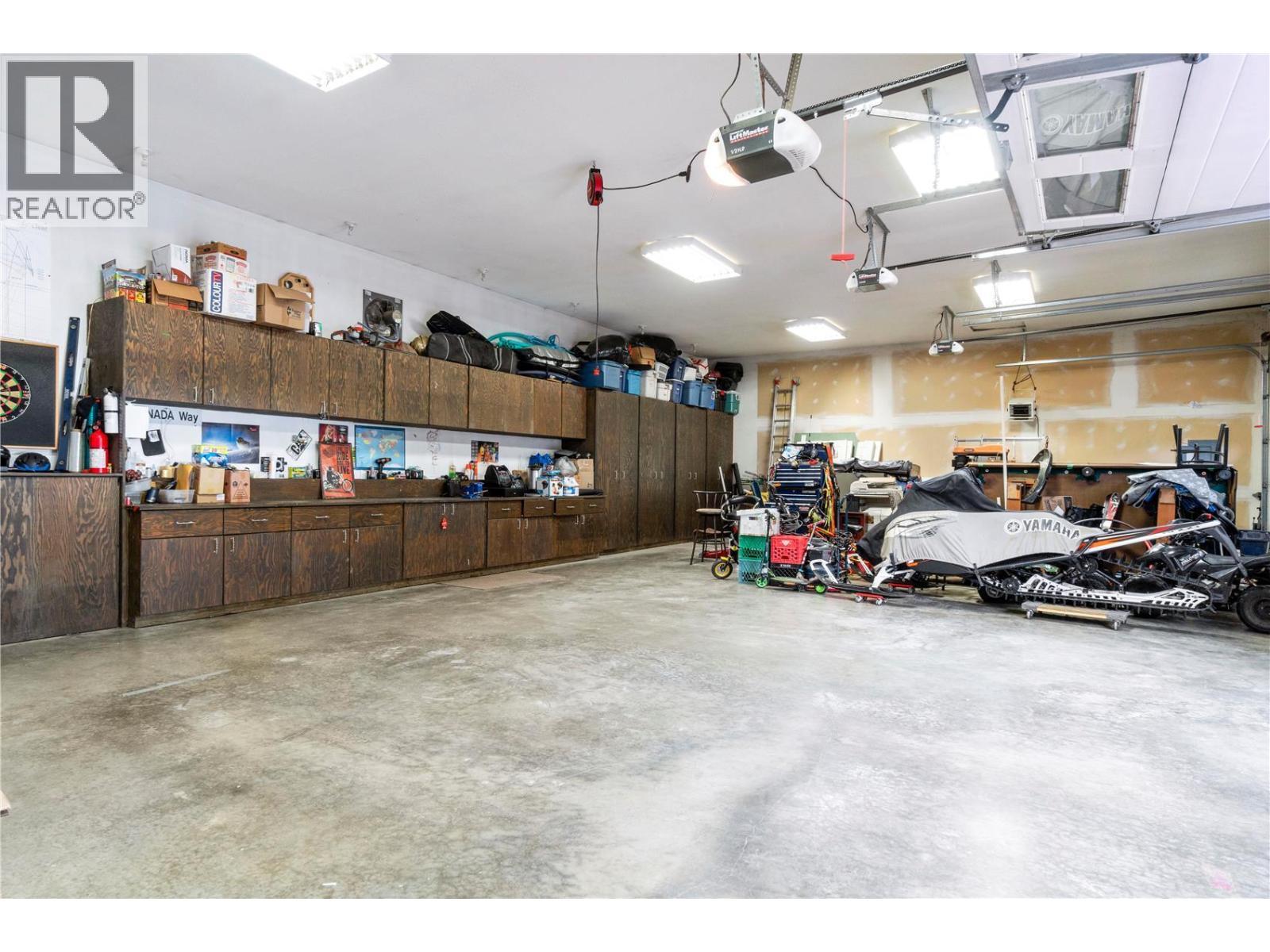 2746 Balmoral Road, Blind Bay, BC - Indoor Photo Showing Garage