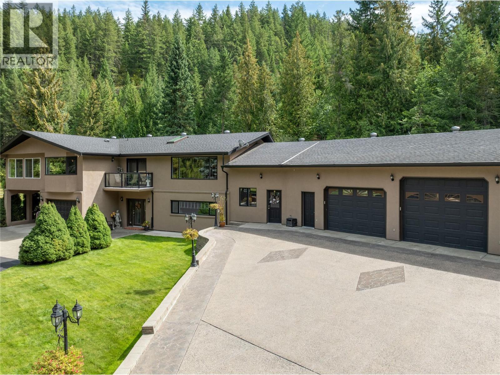 2746 Balmoral Road, Blind Bay, BC - Outdoor With Facade