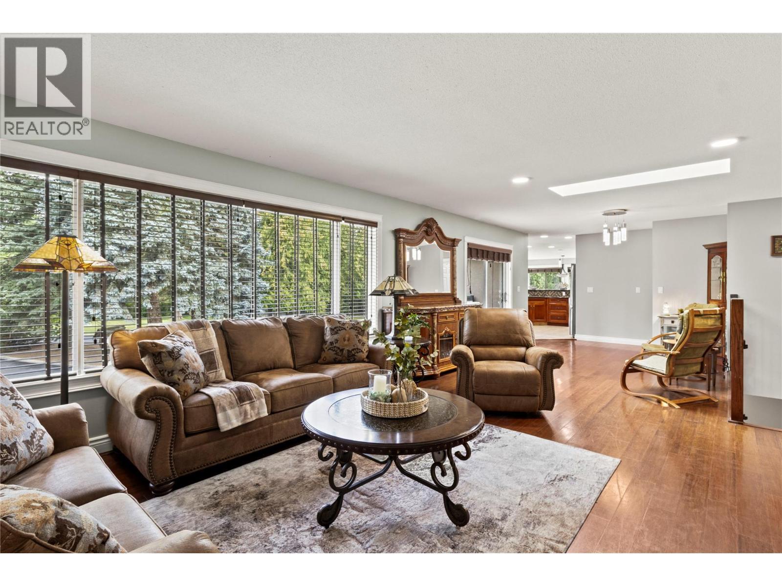 2746 Balmoral Road, Blind Bay, BC - Indoor Photo Showing Living Room