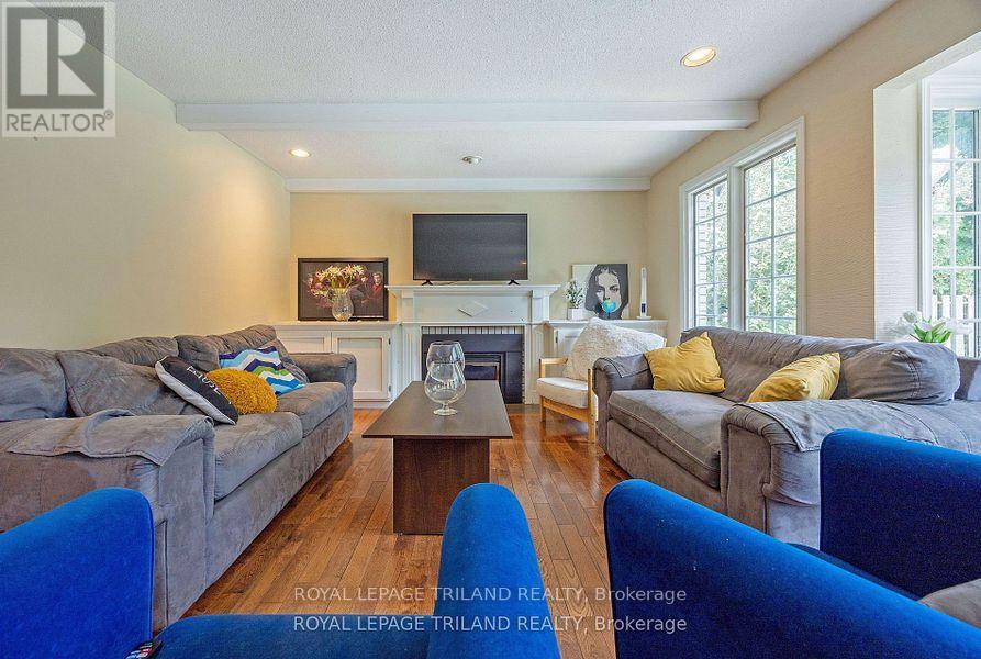 69 Shavian Boulevard, London North (North A), ON - Indoor Photo Showing Living Room With Fireplace