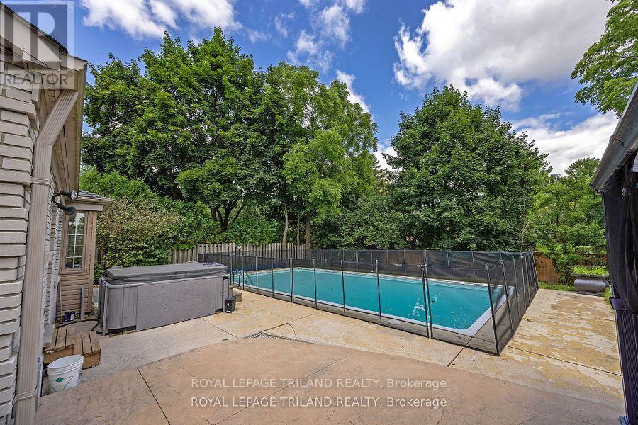 69 Shavian Boulevard, London North (North A), ON - Outdoor With In Ground Pool