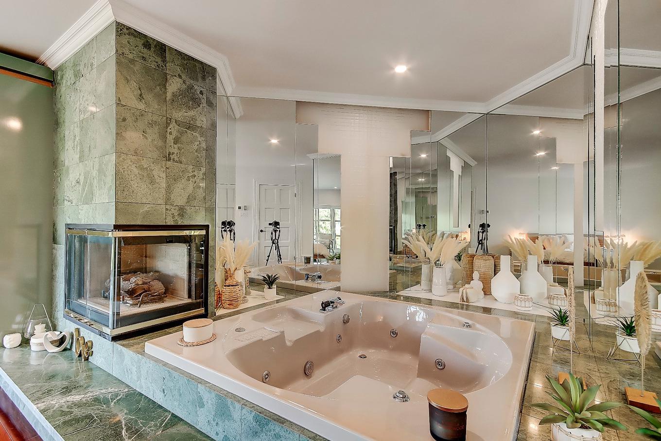 Ensuite bathroom - 1080 Rue Ste-Thérèse, Saint-Jean-Sur-Richelieu, QC - Indoor With Fireplace