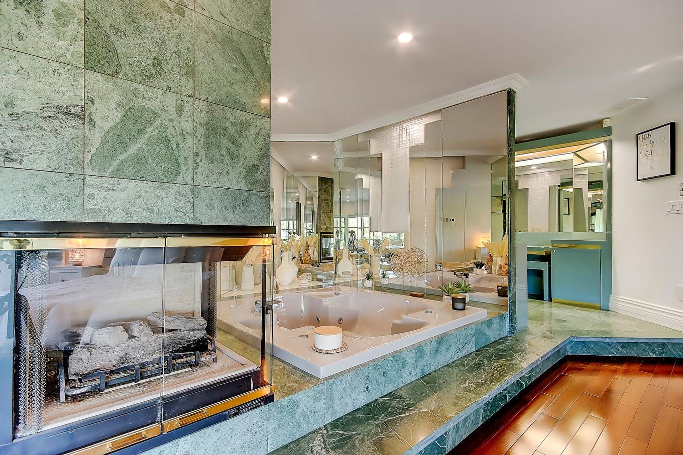 Ensuite bathroom - 1080 Rue Ste-Thérèse, Saint-Jean-Sur-Richelieu, QC - Indoor Photo Showing Other Room With Fireplace