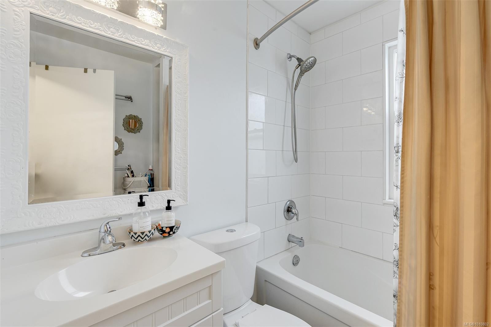 2031/2033 Melville Dr, Sidney, BC - Indoor Photo Showing Bathroom