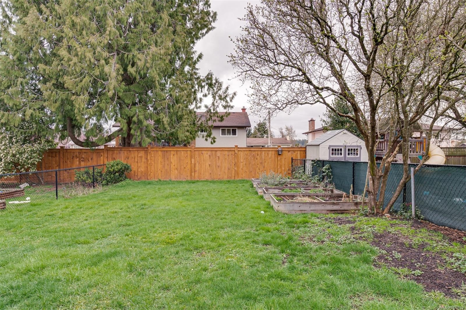 2031/2033 Melville Dr, Sidney, BC - Outdoor