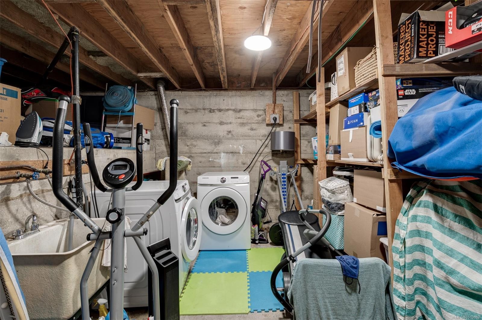 2031/2033 Melville Dr, Sidney, BC - Indoor Photo Showing Laundry Room