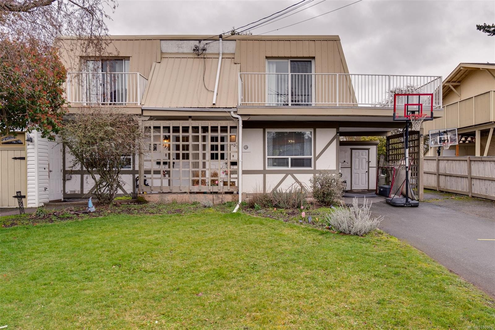 2031/2033 Melville Dr, Sidney, BC - Outdoor
