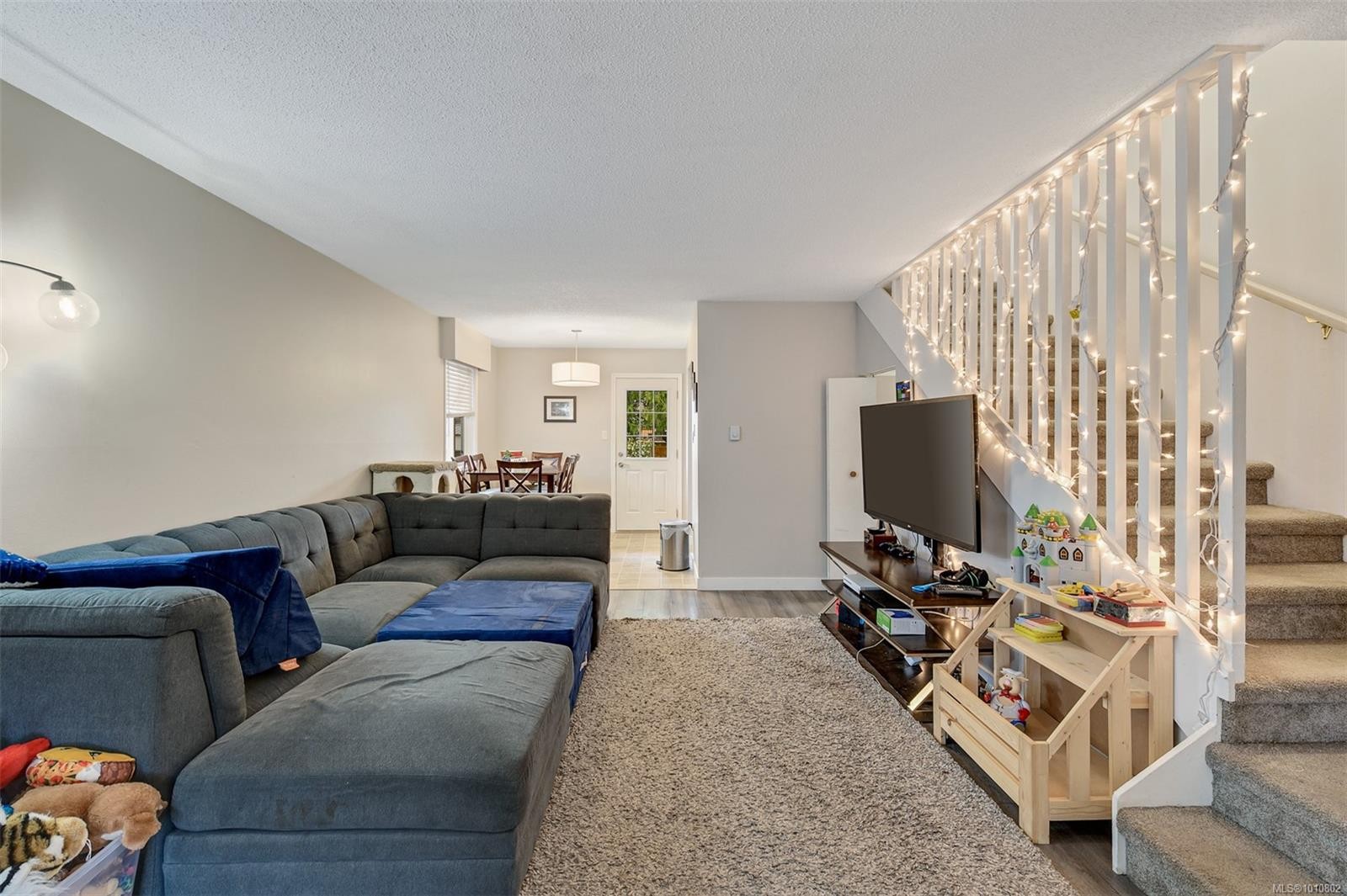 2031/2033 Melville Dr, Sidney, BC - Indoor Photo Showing Living Room