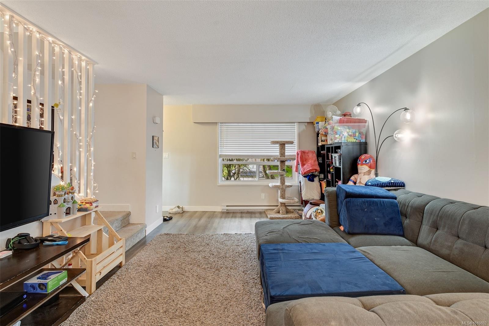 2031/2033 Melville Dr, Sidney, BC - Indoor Photo Showing Living Room