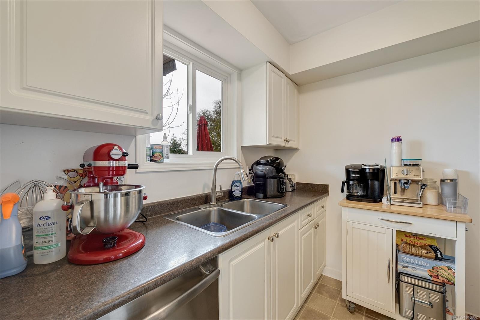 2031/2033 Melville Dr, Sidney, BC - Indoor Photo Showing Kitchen With Double Sink