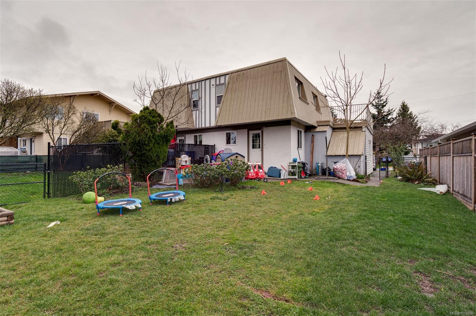 2031/2033 Melville Dr, Sidney, BC - Outdoor