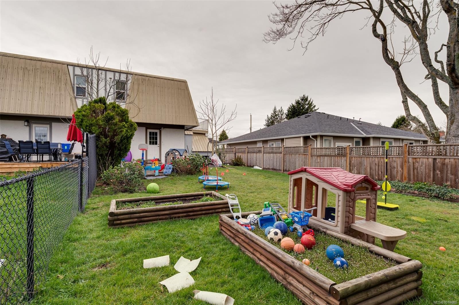 2031/2033 Melville Dr, Sidney, BC - Outdoor