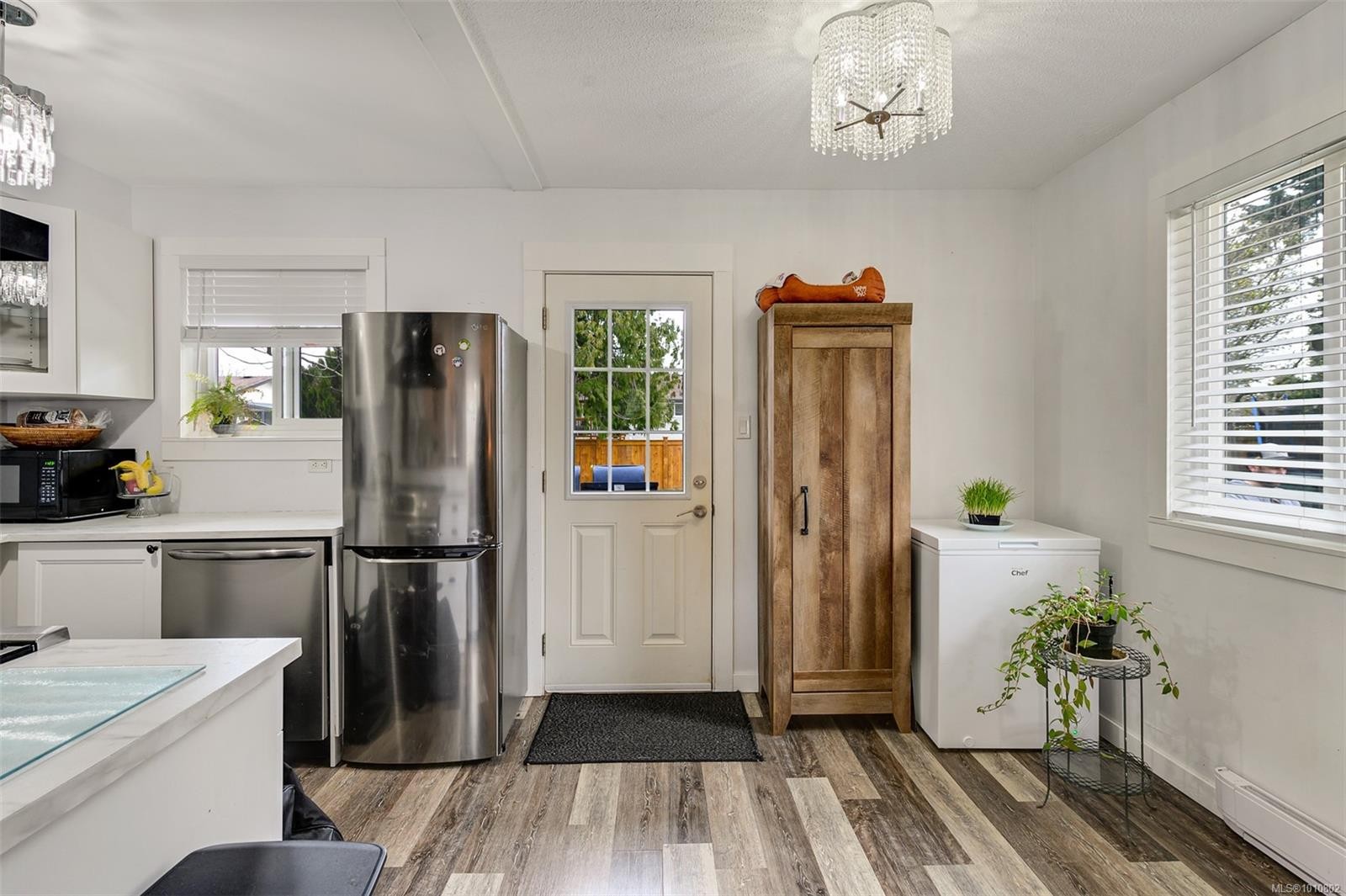 2031/2033 Melville Dr, Sidney, BC - Indoor