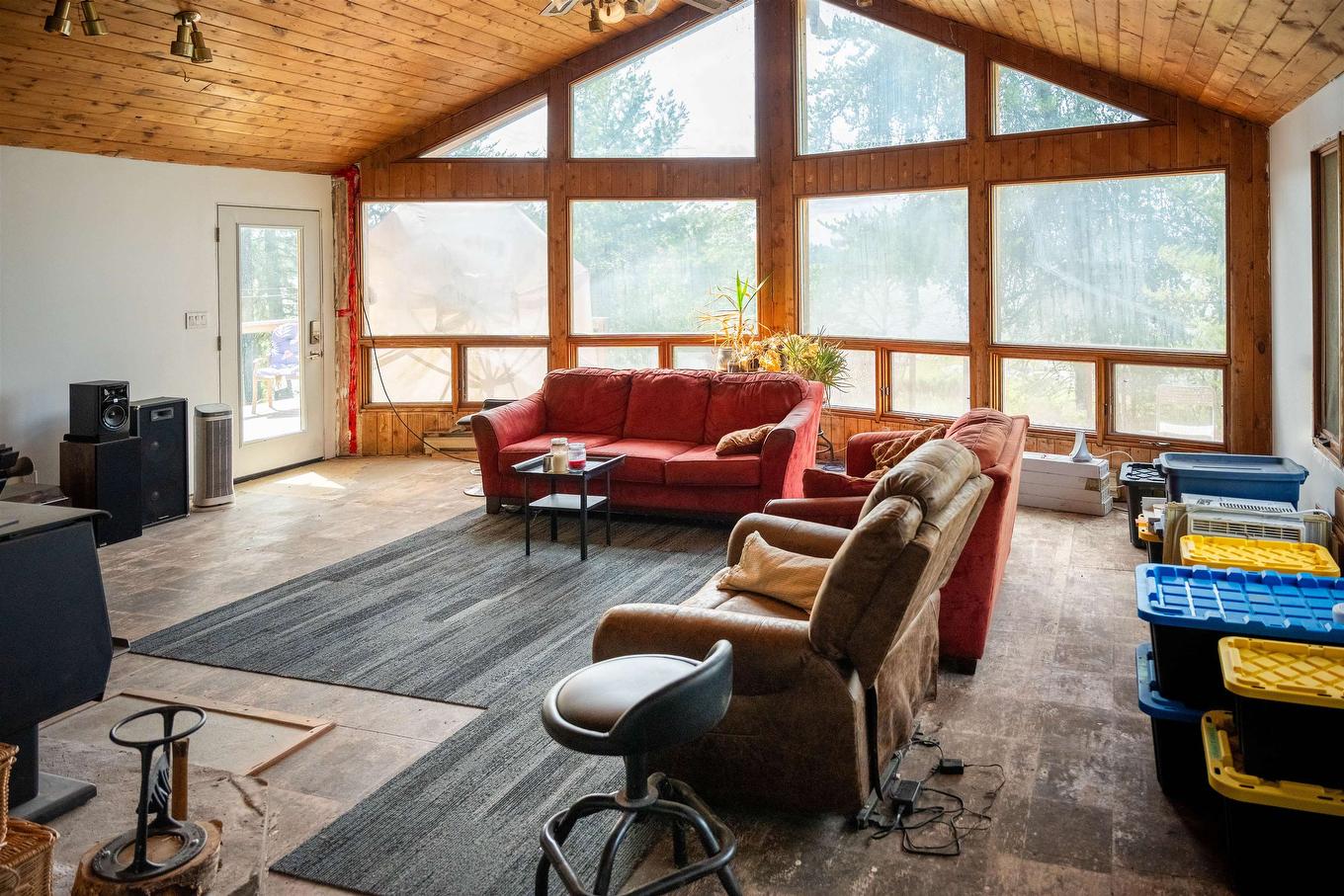 33 Lori-Lee Bay, Kenora, ON - Indoor Photo Showing Living Room
