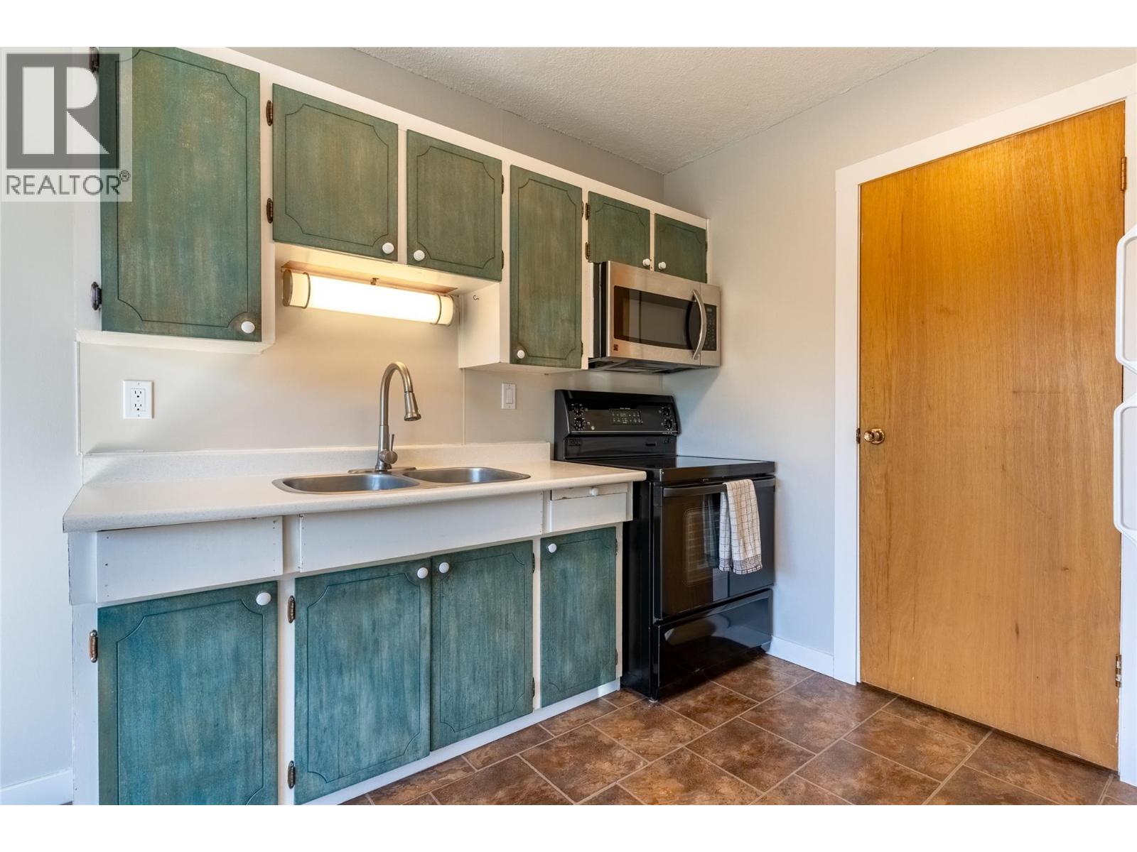 1200 Parke Road Unit# 5, Cache Creek, BC - Indoor Photo Showing Kitchen With Double Sink