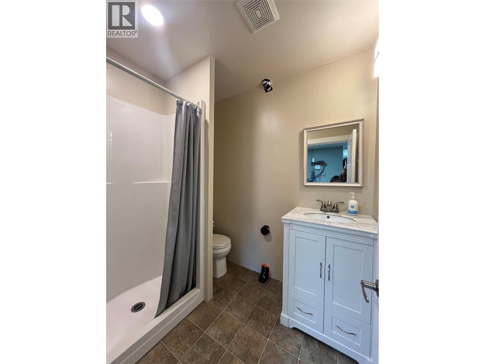 4425 Strawberry Heights Road, Kamloops, BC - Indoor Photo Showing Bathroom