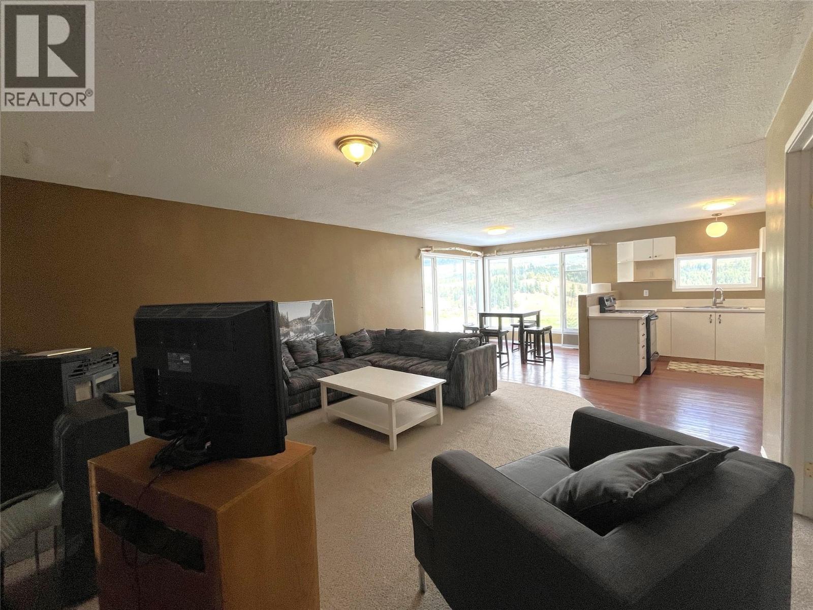 4425 Strawberry Heights Road, Kamloops, BC - Indoor Photo Showing Living Room