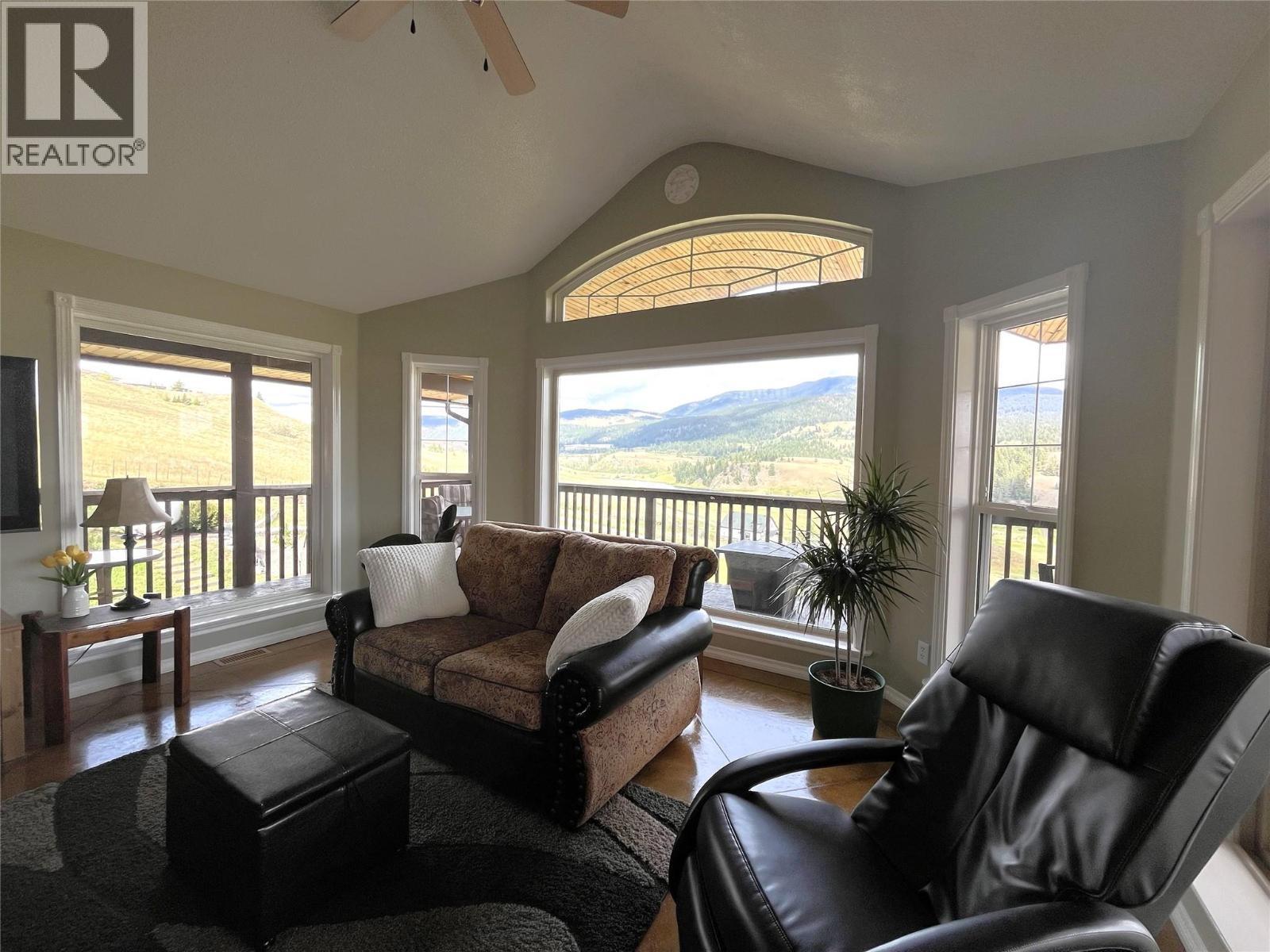 4425 Strawberry Heights Road, Kamloops, BC - Indoor Photo Showing Living Room