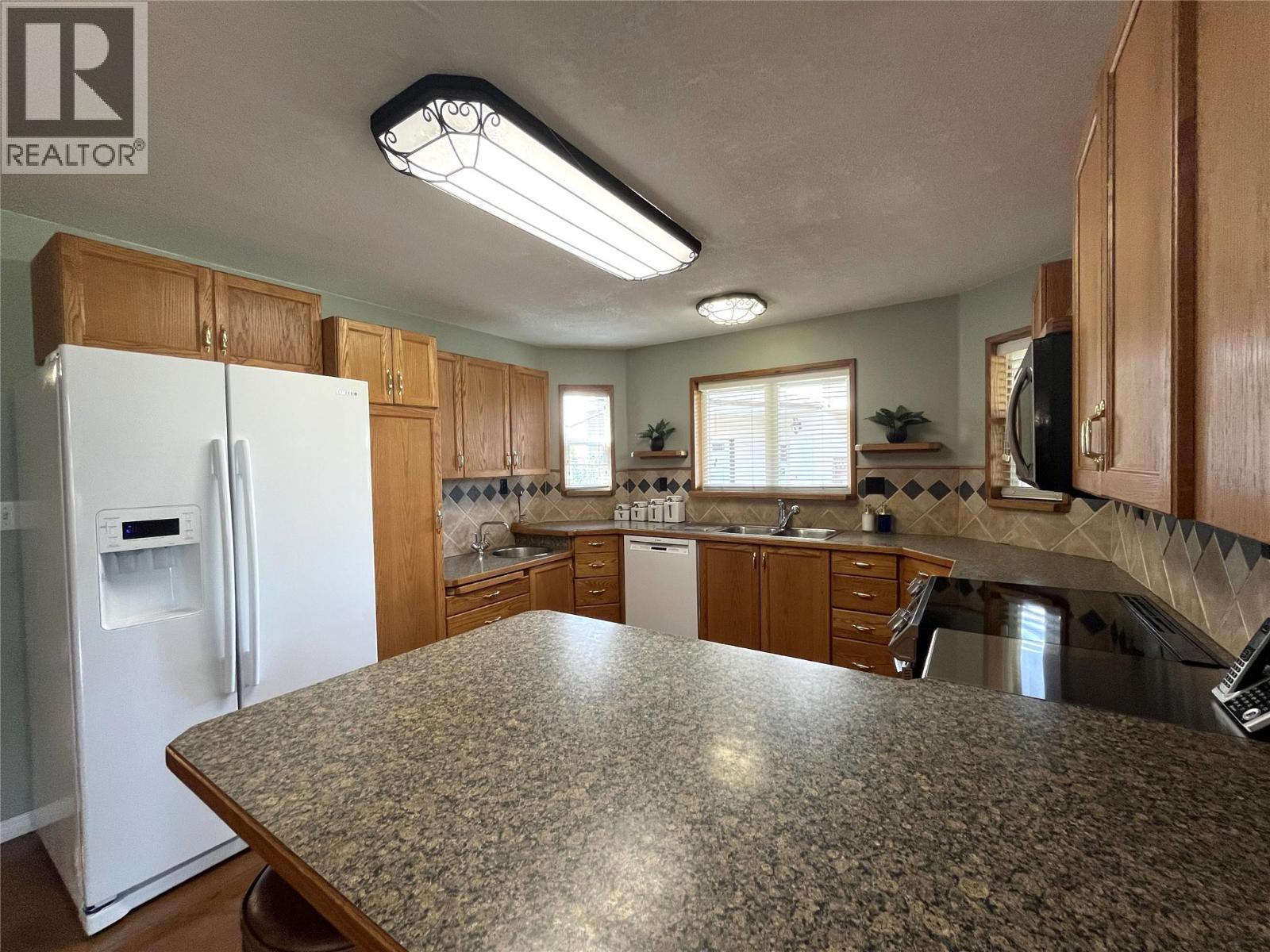 4425 Strawberry Heights Road, Kamloops, BC - Indoor Photo Showing Kitchen