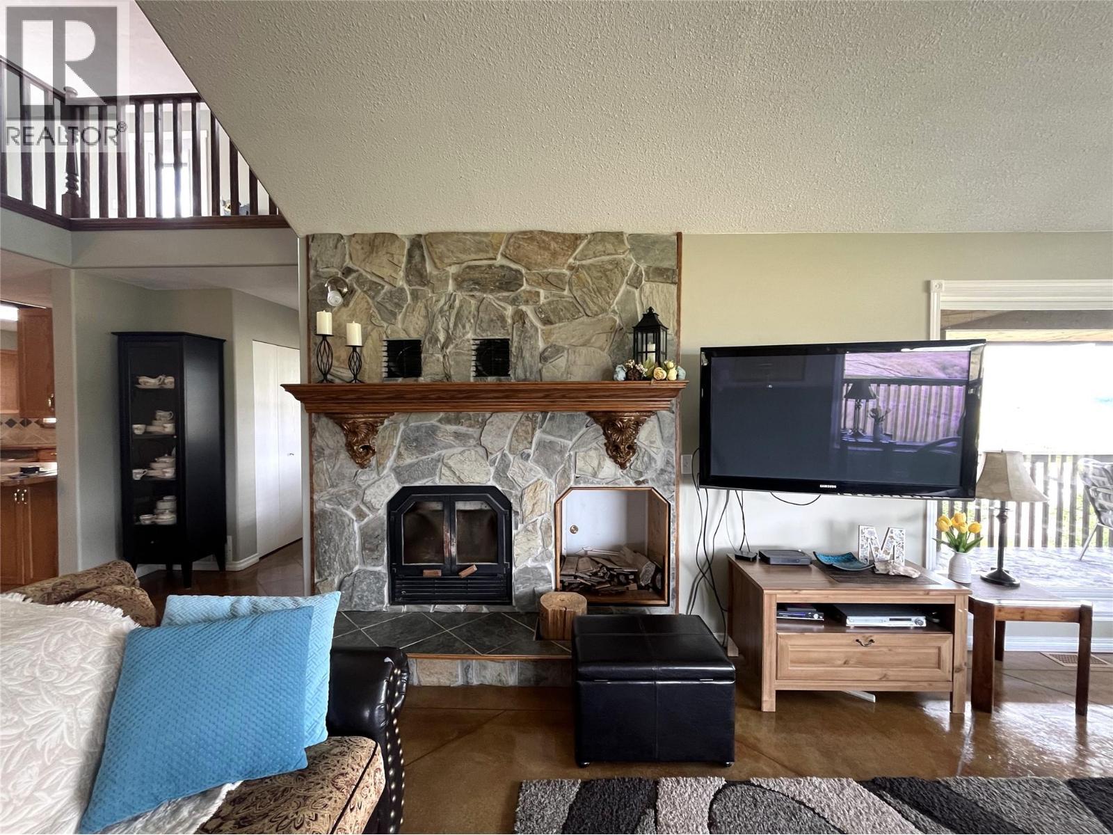 4425 Strawberry Heights Road, Kamloops, BC - Indoor Photo Showing Living Room With Fireplace
