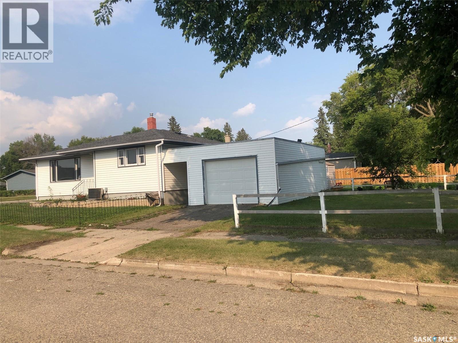 303 Fourth Avenue E, Canora, SK - Outdoor