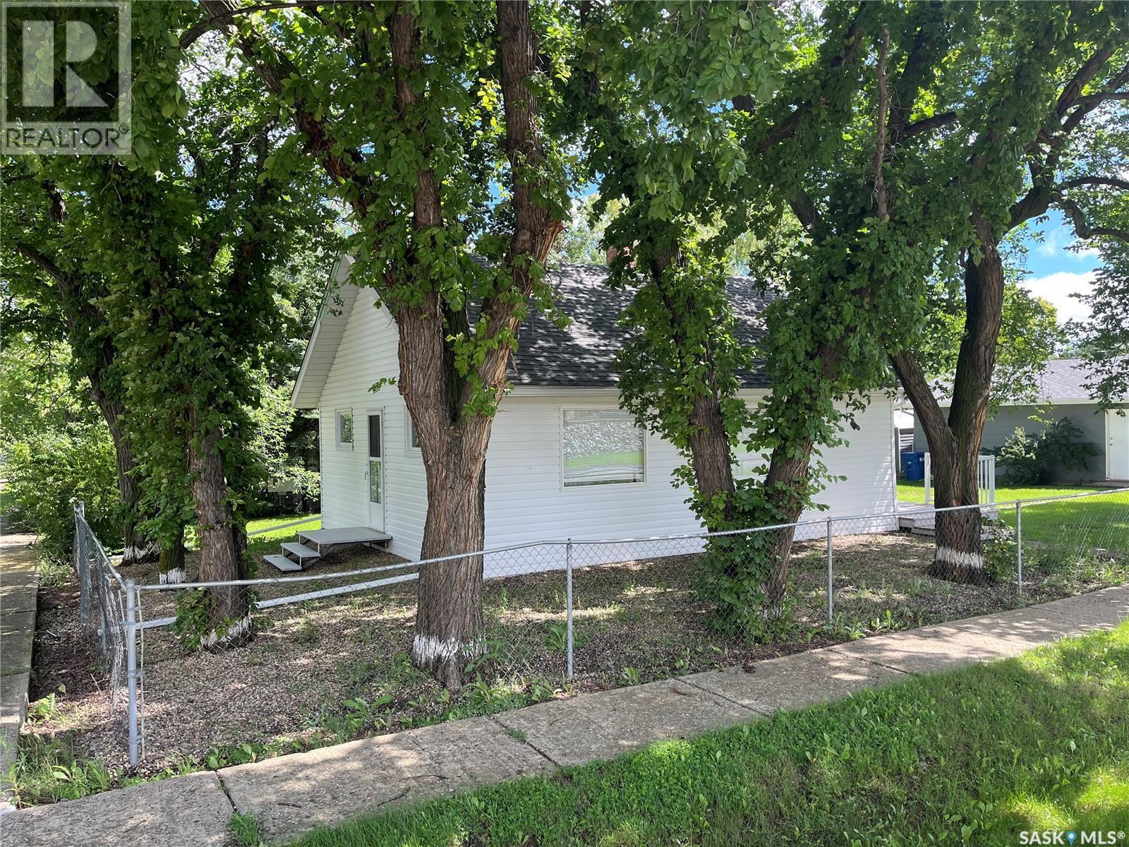 103 4Th Avenue E, Lafleche, SK - Outdoor