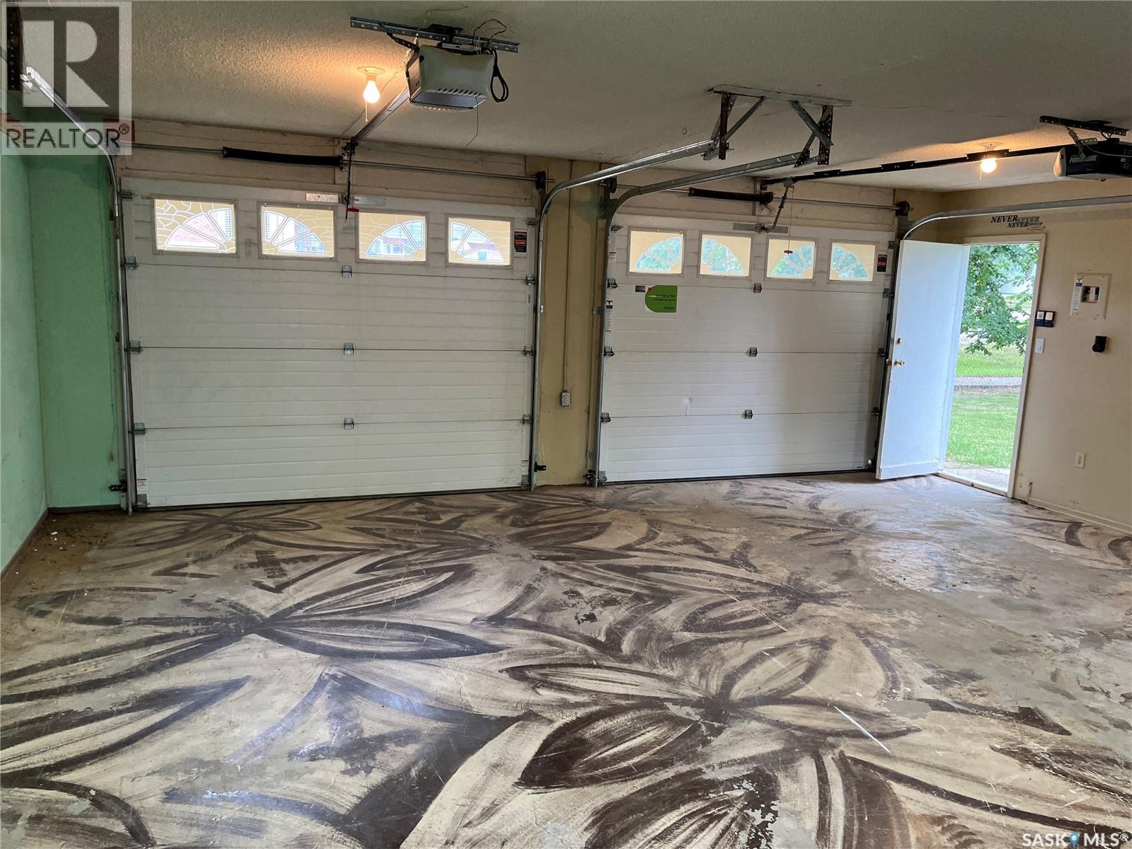103 4Th Avenue E, Lafleche, SK - Indoor Photo Showing Garage