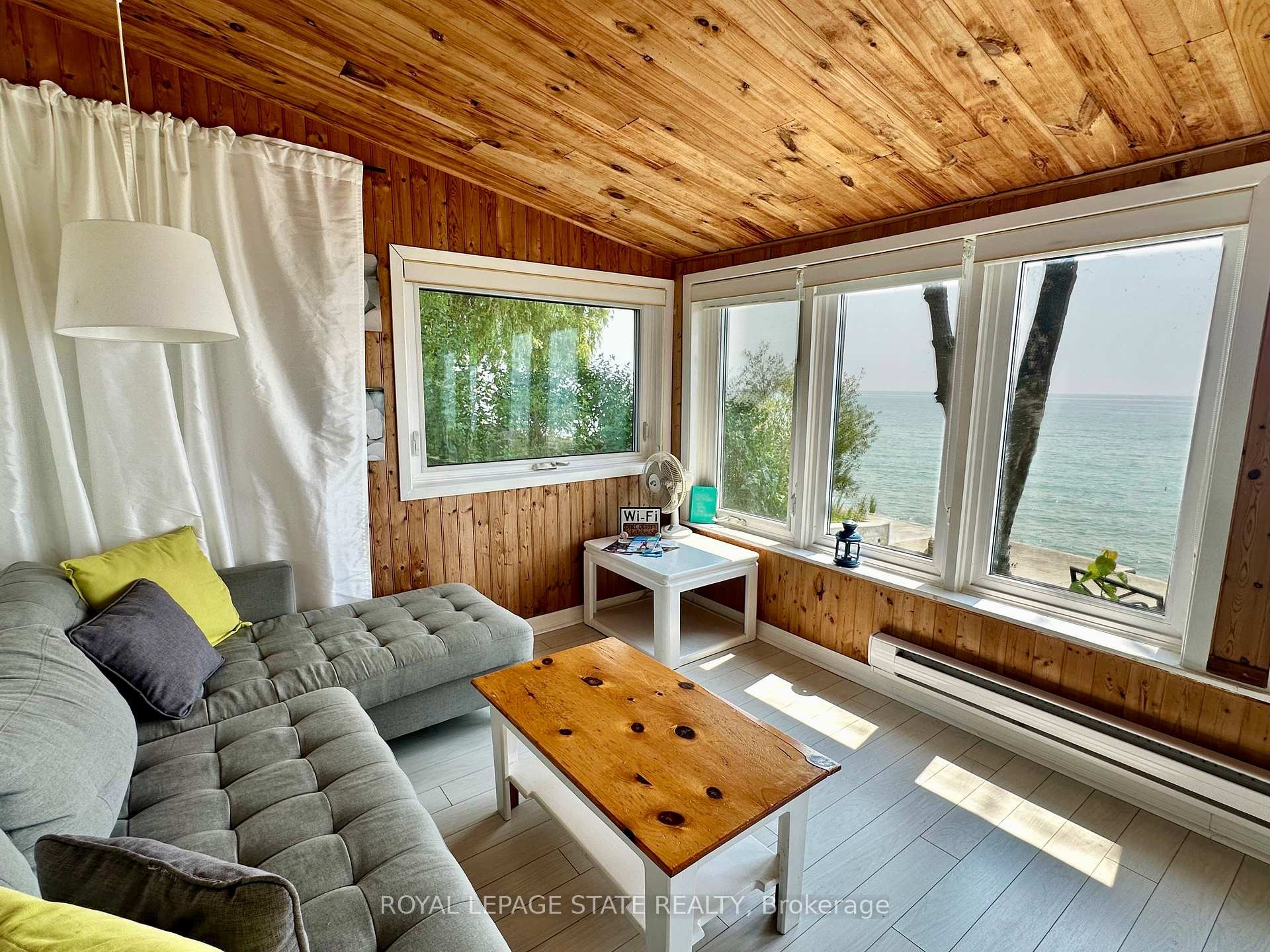 2110 Lakeshore Road, Haldimand, ON - Indoor Photo Showing Living Room