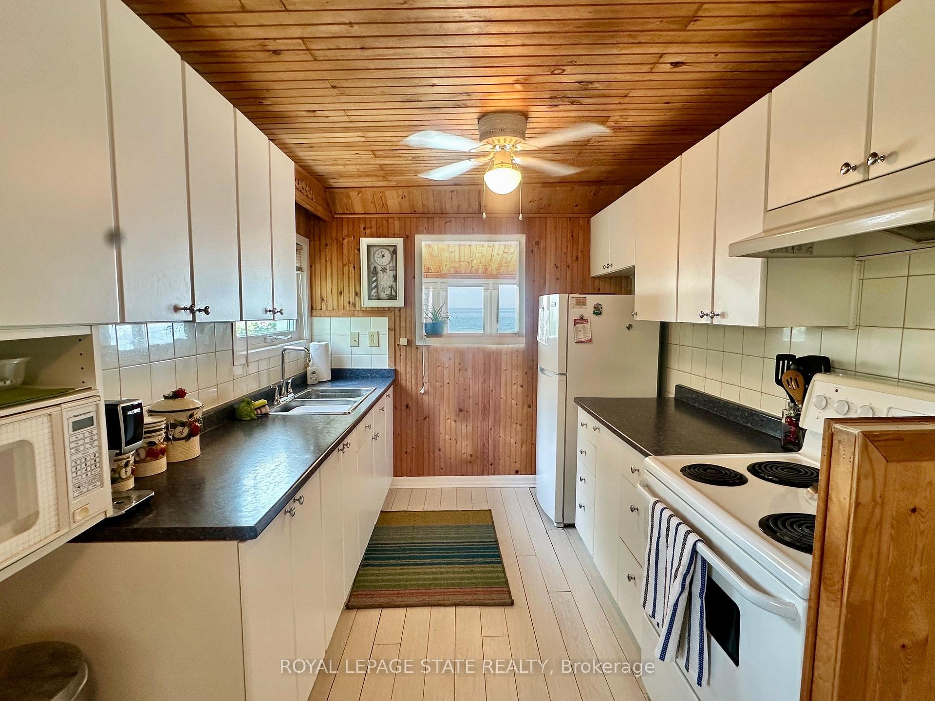 2110 Lakeshore Road, Haldimand, ON - Indoor Photo Showing Kitchen