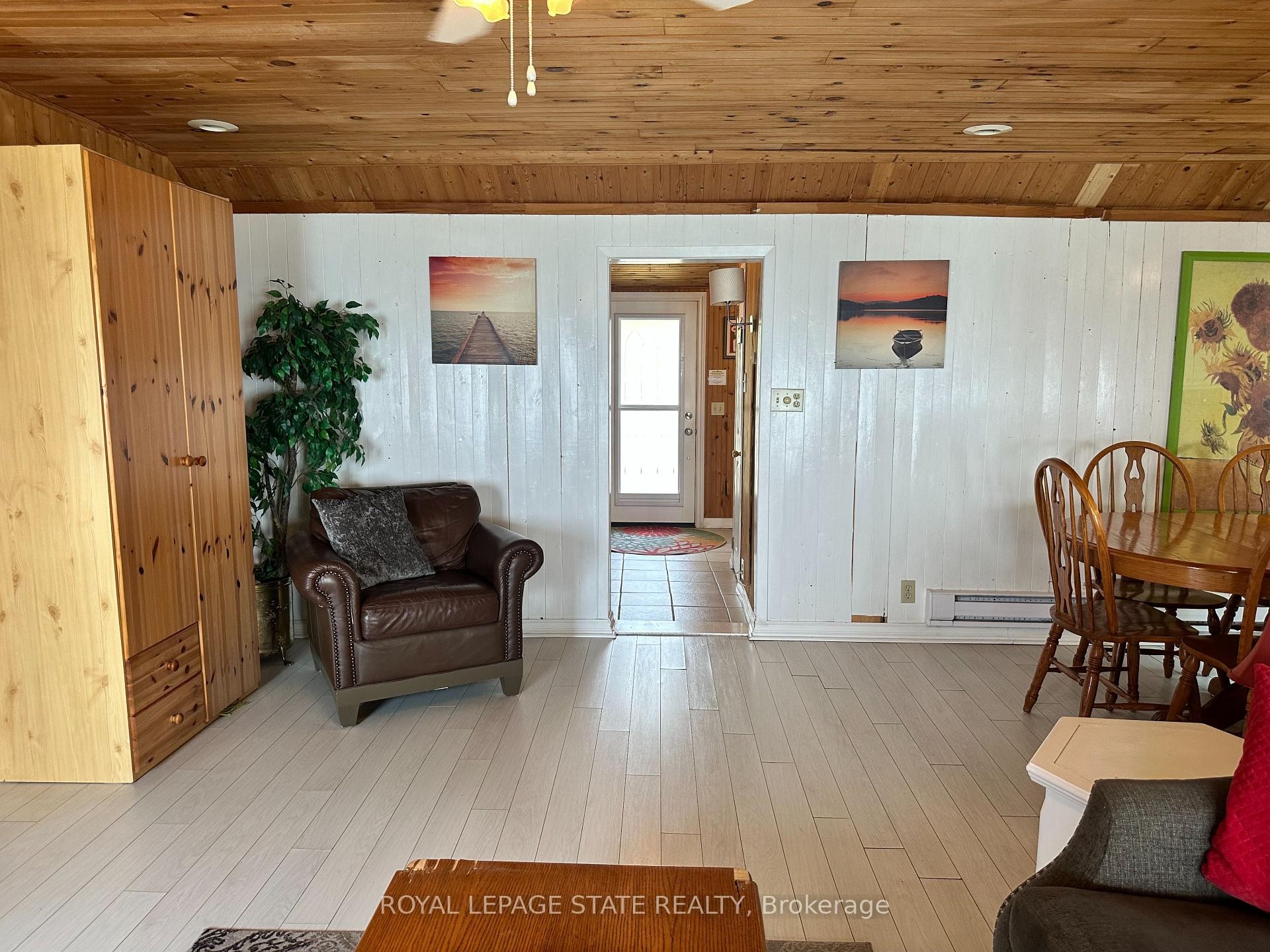 2110 Lakeshore Road, Haldimand, ON - Indoor Photo Showing Living Room