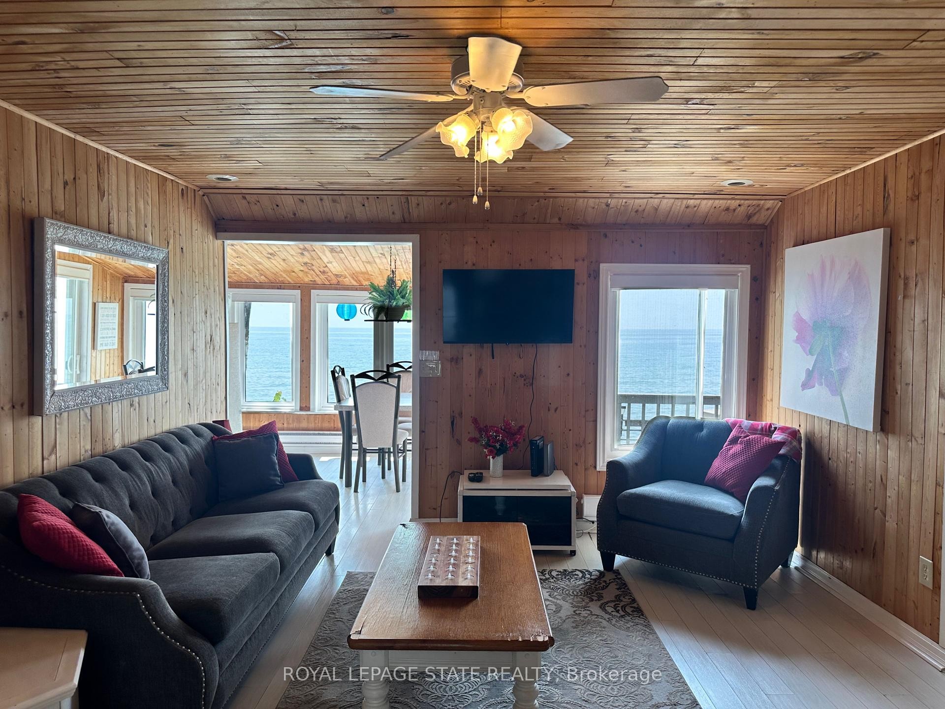 2110 Lakeshore Road, Haldimand, ON - Indoor Photo Showing Living Room