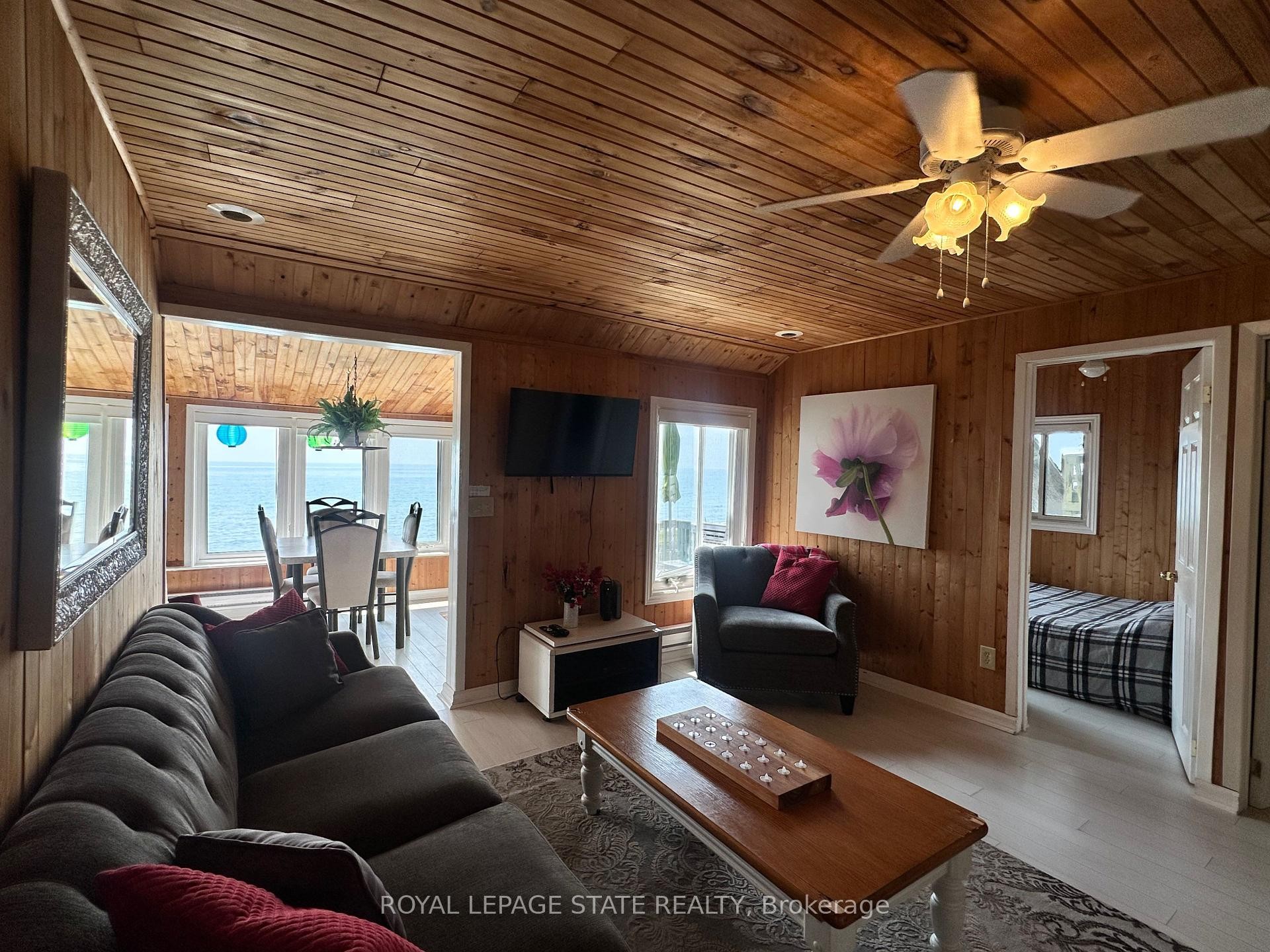 2110 Lakeshore Road, Haldimand, ON - Indoor Photo Showing Living Room