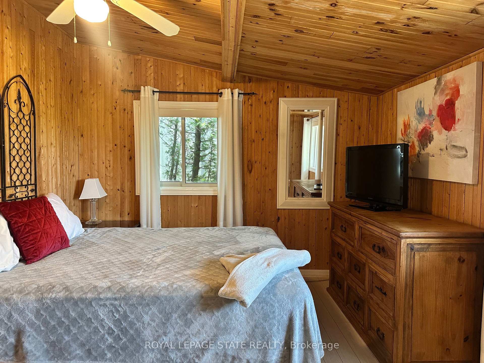 2110 Lakeshore Road, Haldimand, ON - Indoor Photo Showing Bedroom