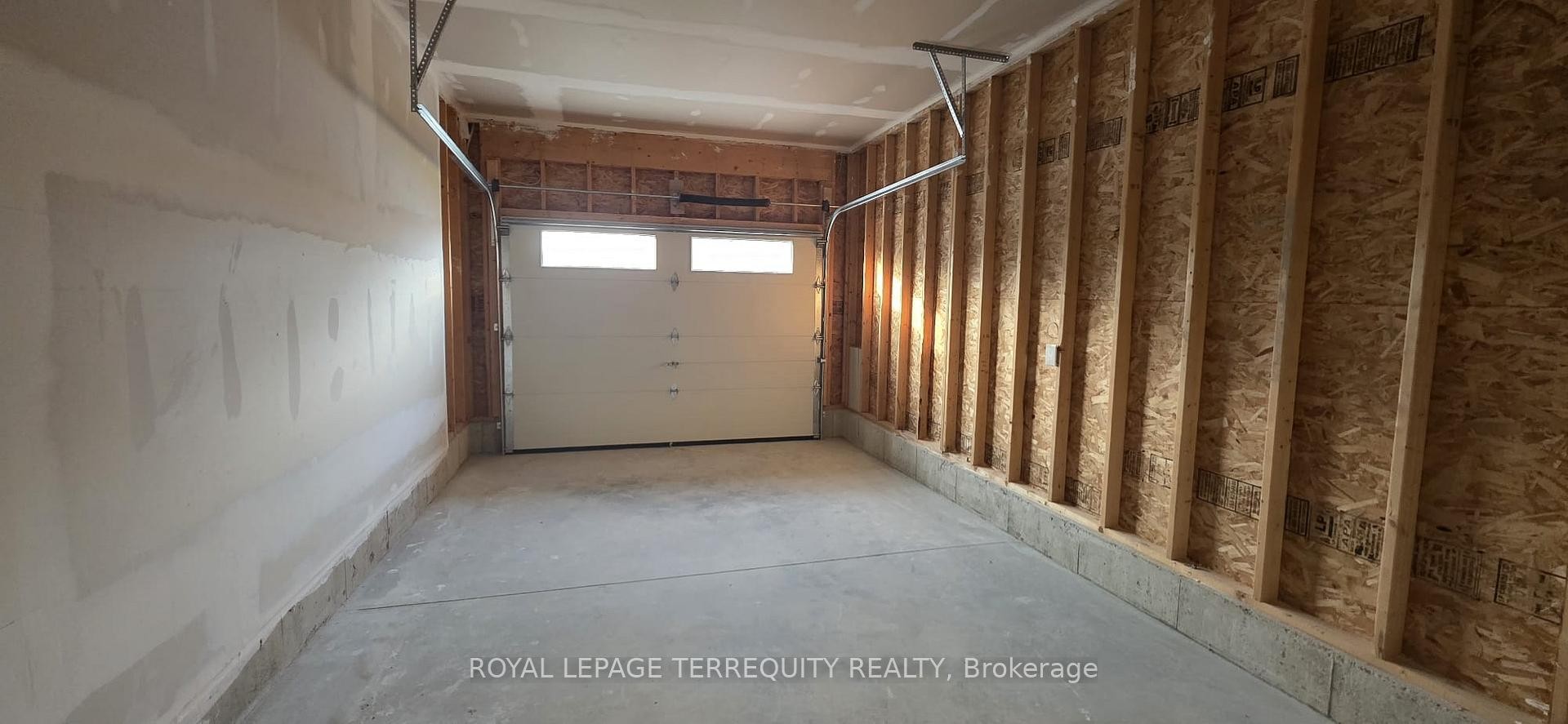 69 Hillcroft Way, Kawartha Lakes, ON - Indoor Photo Showing Garage